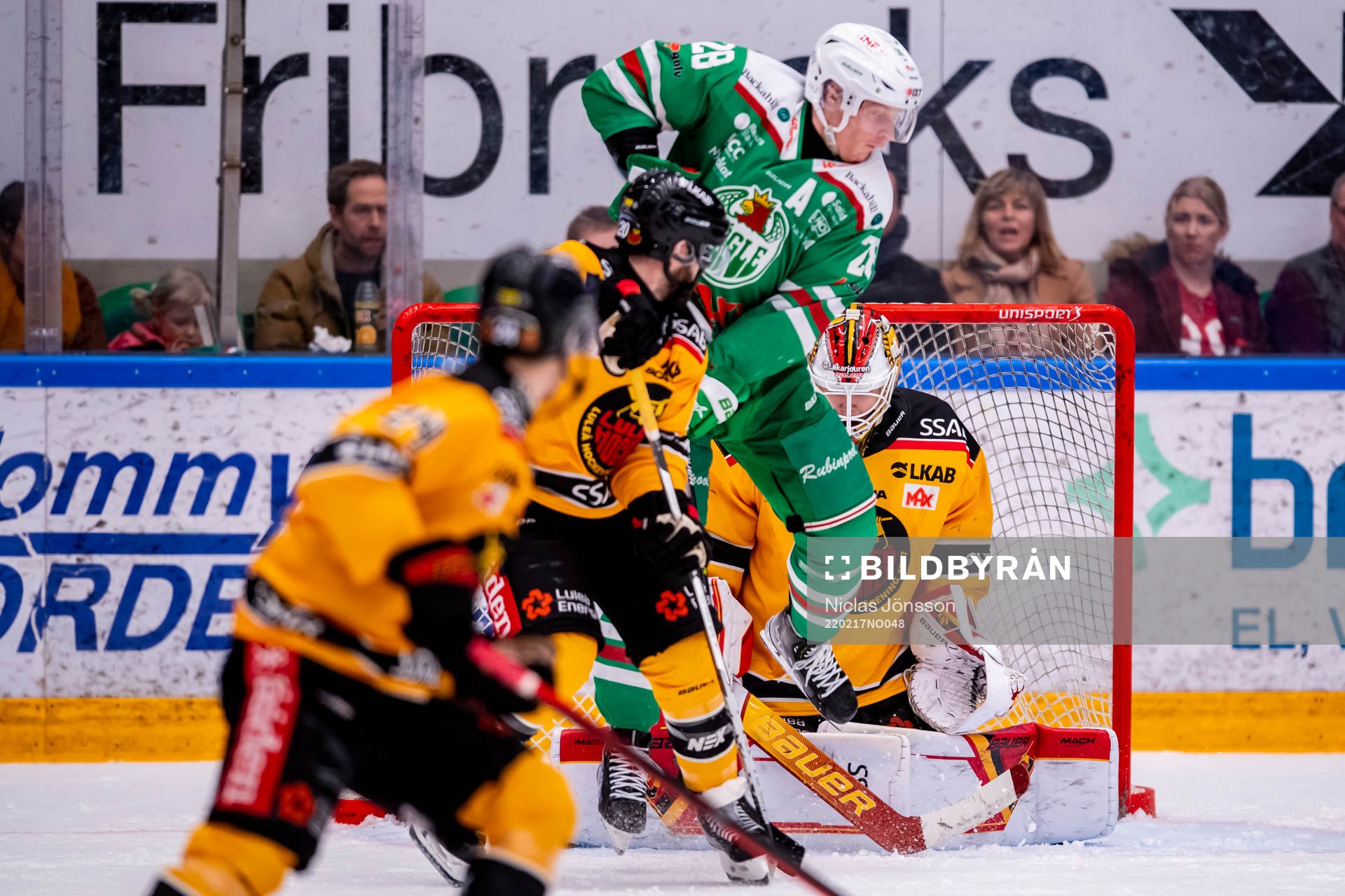 Rögles Anton Bengtsson gör 3-1 framför Luleås målvakt