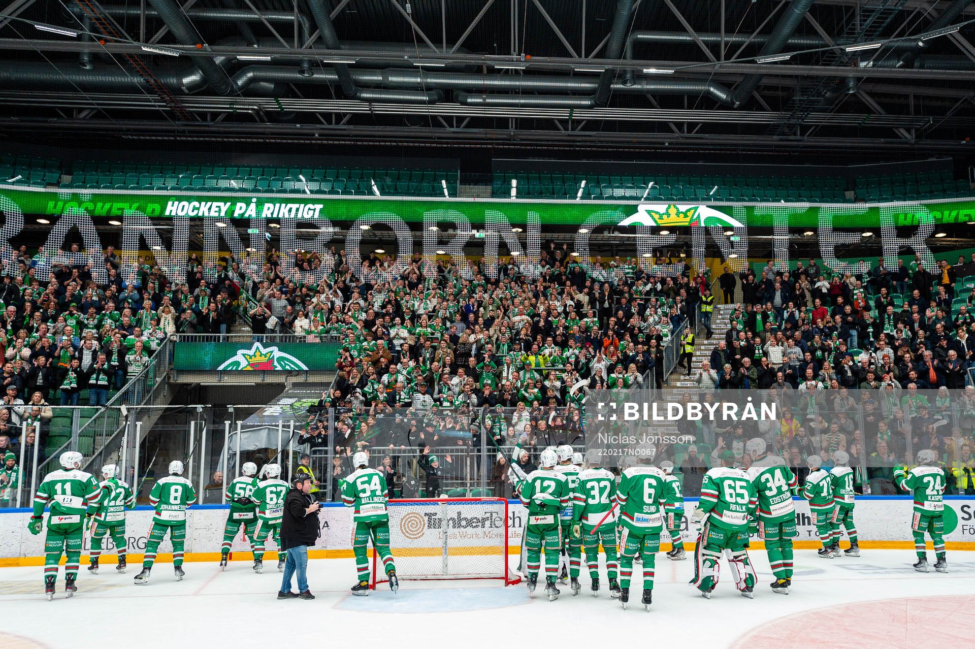 Rögles spelare och supportar jublar