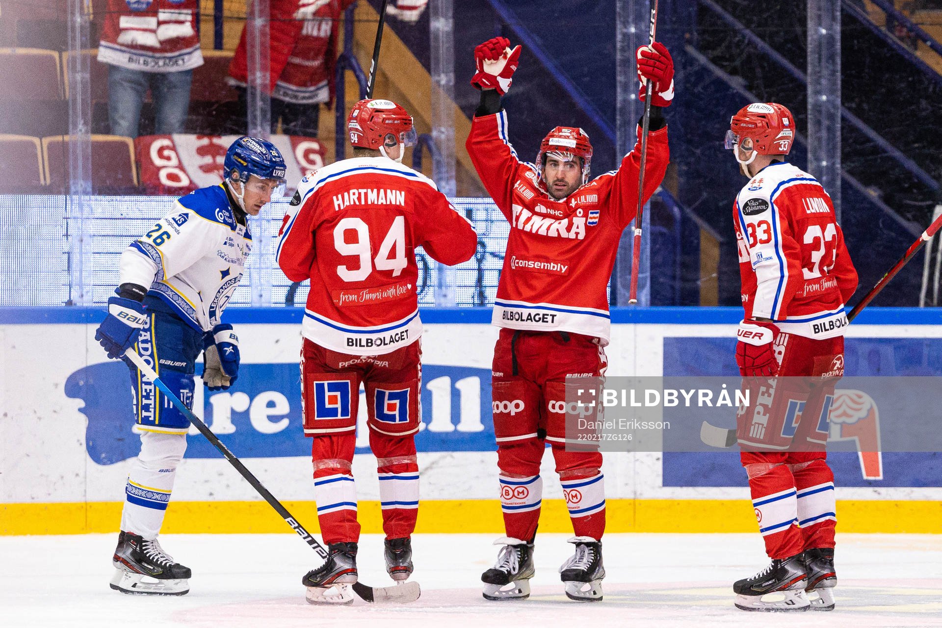 Timrås Joey LaLeggia jublar med Sebastian Hartmann och