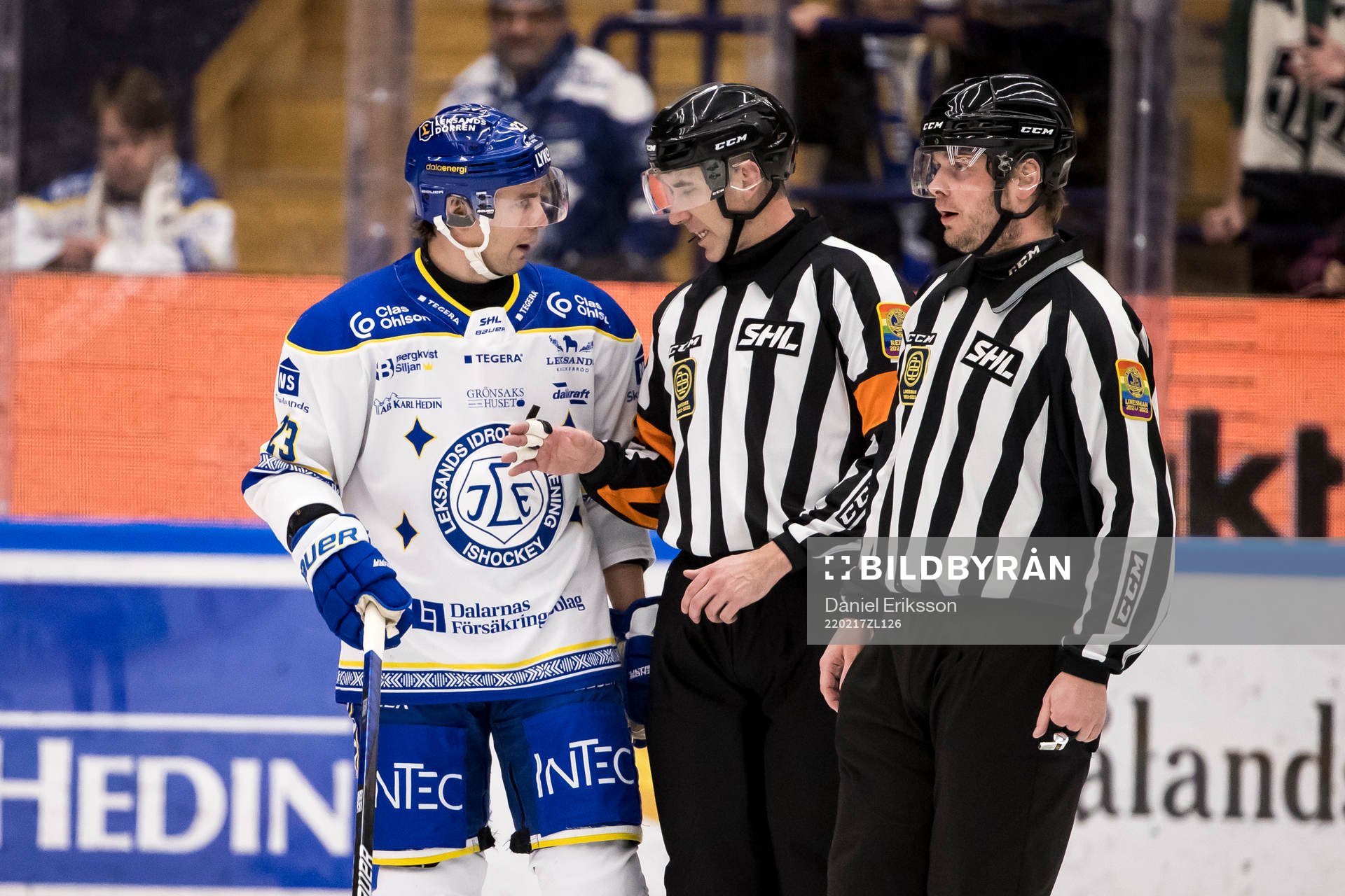 Domare Linus Öhlund och Leksands Mikael Ruohomaa