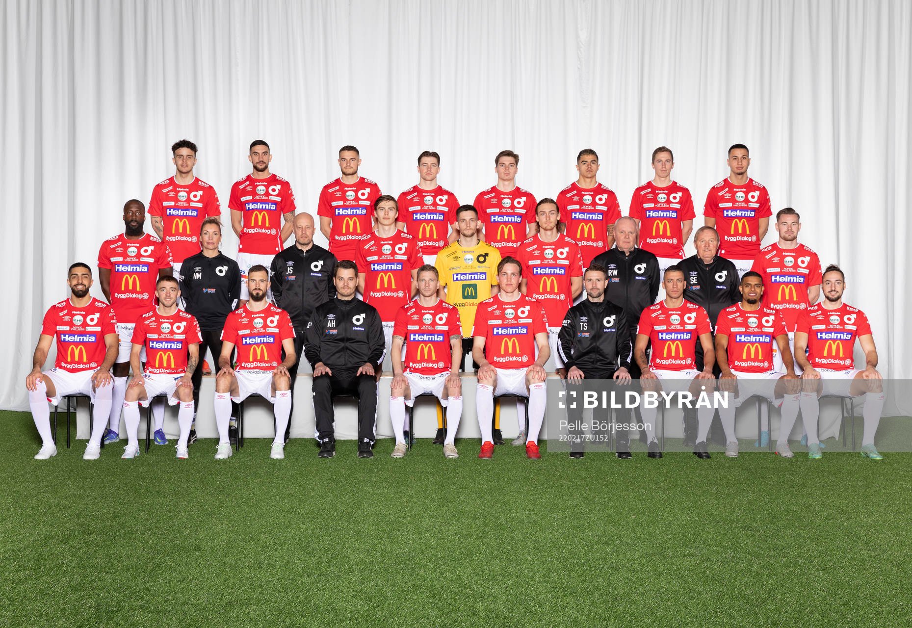 Degerfors poserar för en lagbild den 17 februari 2022 i Degerfors. Bakre ledet från vänster: Justin Salmon, Daniel Krezic, Christos Gravius, Erik Grandelius, Jakob Andersson, Diego Campos, Erik Lindell, Abdelrahman Saidi. Mittenledet från vänster: Ronald Mukiibi, fysioterapeut Natalie Morgenstern, målvaktstränare Jonas De Abreu Skyllkvist, Oscar Wallin, Jeffrey Gal, Gustav Granath, assisterande tränare Roger Werner, lagledare Stig Ekman, Rasmus Örqvist. Sittande från vänster: Sean Sabetkar, Anton Kralj, Sebastian Ohlsson, huvudtränare Andreas Holmberg, Johan Bertilsson, Adam Carlén, huvudtränare Tobias Solberg, Nikola Djurdjic, Adhavan Rajamohan, Dijan Vukojevic.