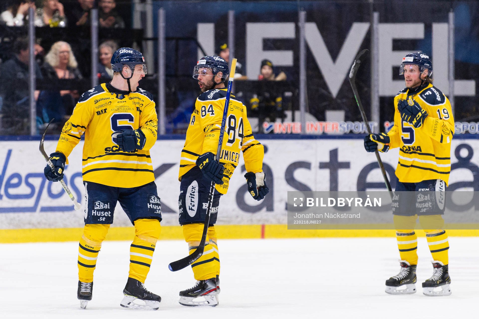 Södertäljes Alexander Anderberg och Dragan Umicevic jublar