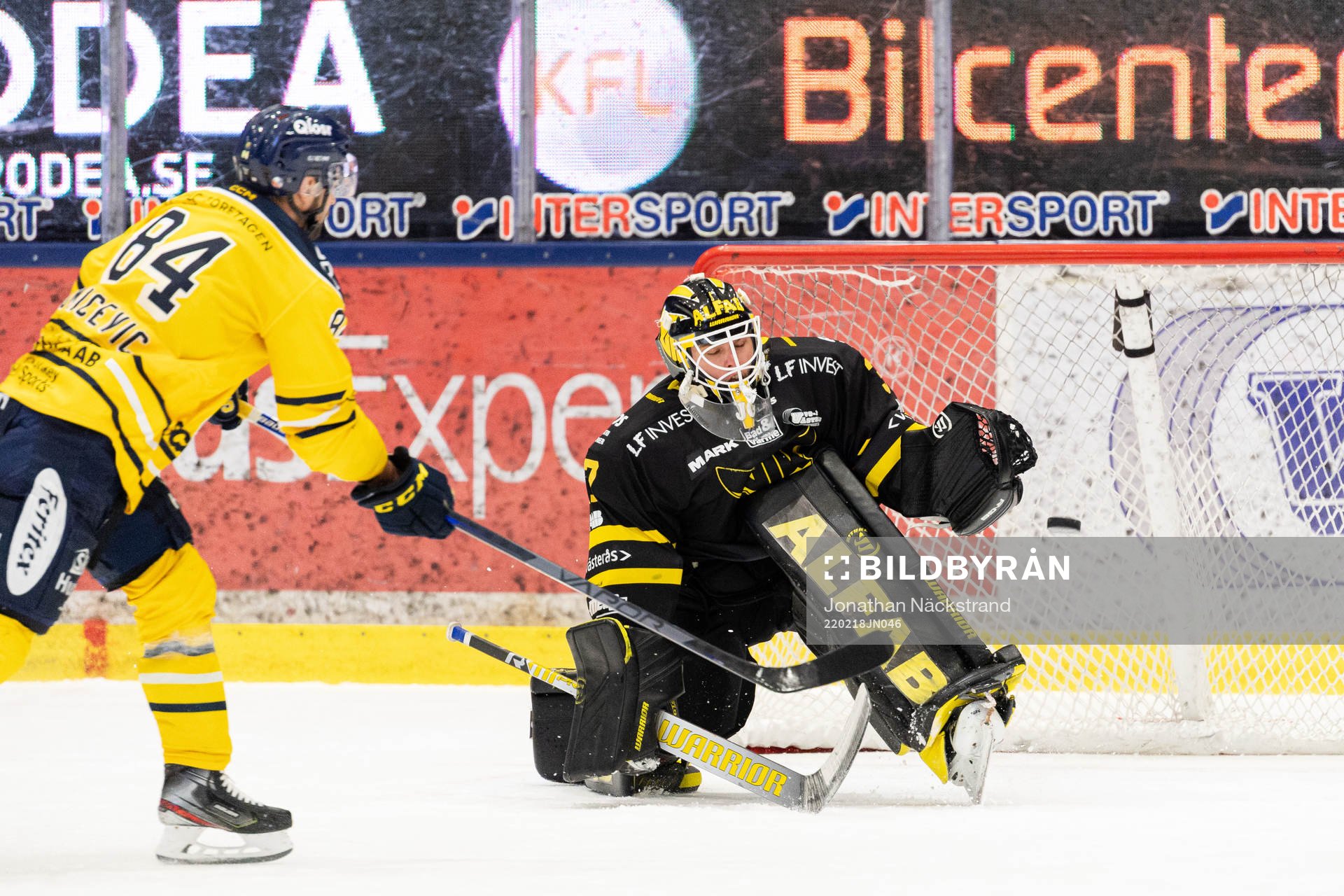 Södertäljes Dragan Umicevic och Västerås målvakt Johan