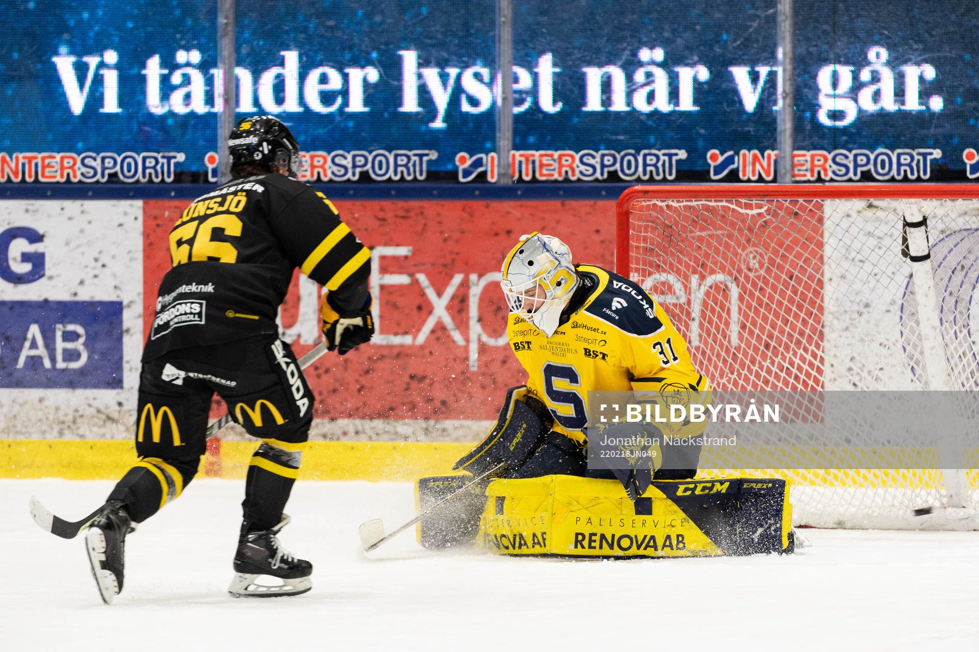 Västerås Alexander Lunsjö gör mål bakom Södertäljes