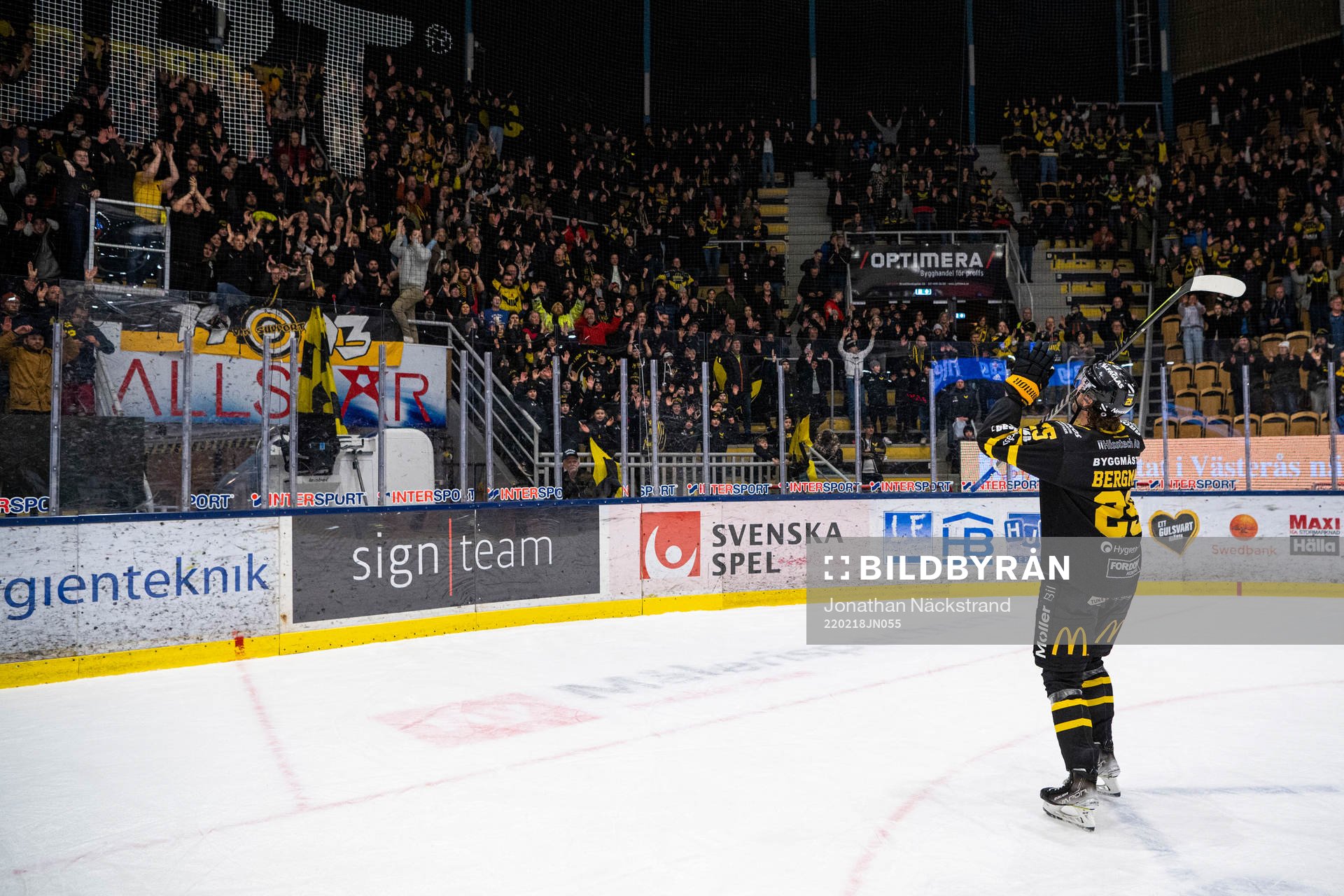 Västerås Marcus Bergman jublar med publiken