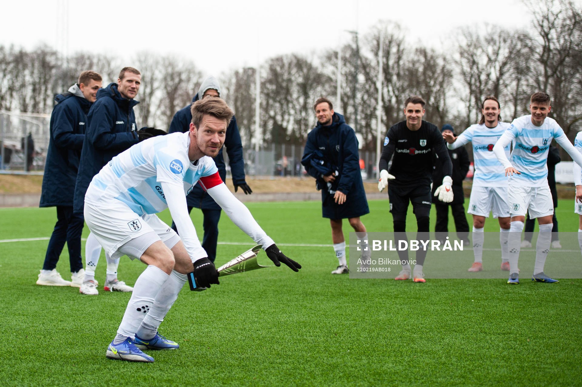 Helsingørs Niokolaj Hansen jublar med Öresundspkoallen efter slutsignalen under fotbollsmatchen i träningsmatchen mellan Helsingborg och FC Helsingør den 19 februari 2022 i Helsingborg.