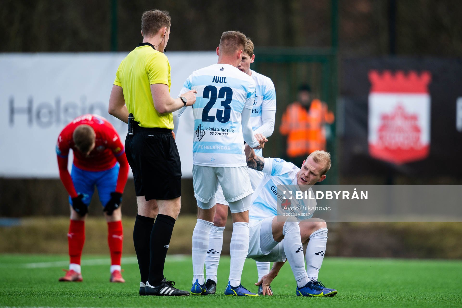 Helsingørs Frederic Juul hjälper Philip Rejnhold att