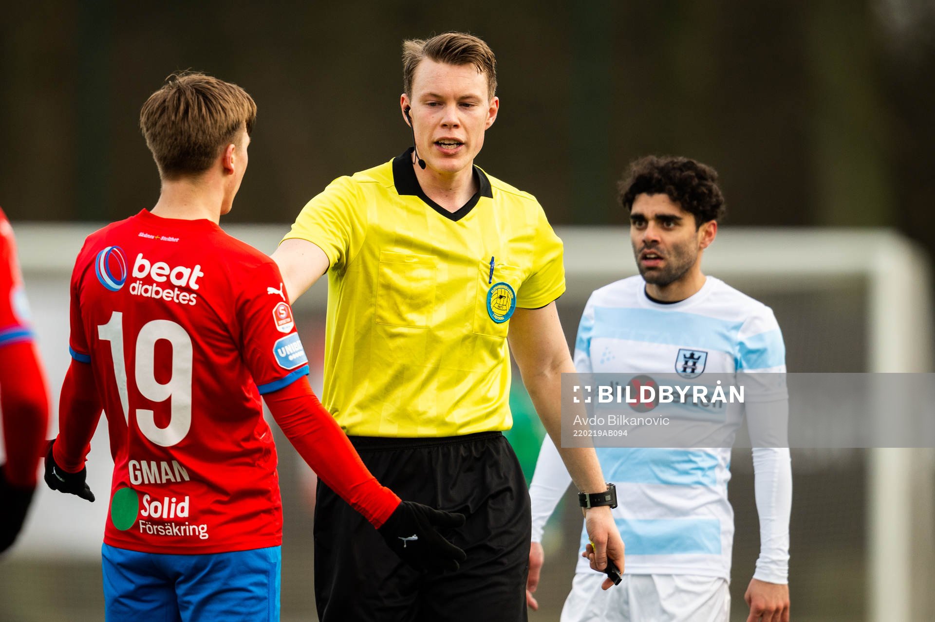 Helsingborgs Lucas Lingman i diskussion med domare Oscar