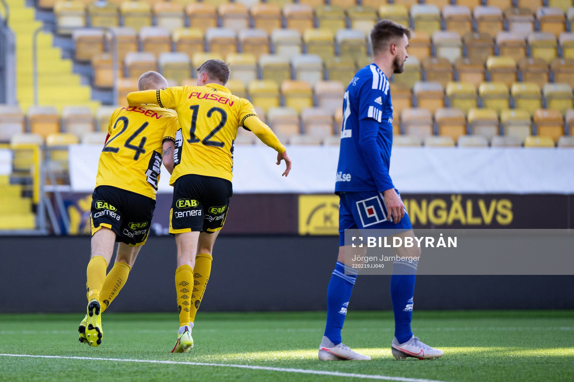 Elfsborgs Johan Larsson jublar med Alexander Bernhardsson efter 2-2 under fotbollsmatchen i Svenska Cupen mellan Elfsborg och GIF Sundsvall den 19 februari 2022 i Borås.