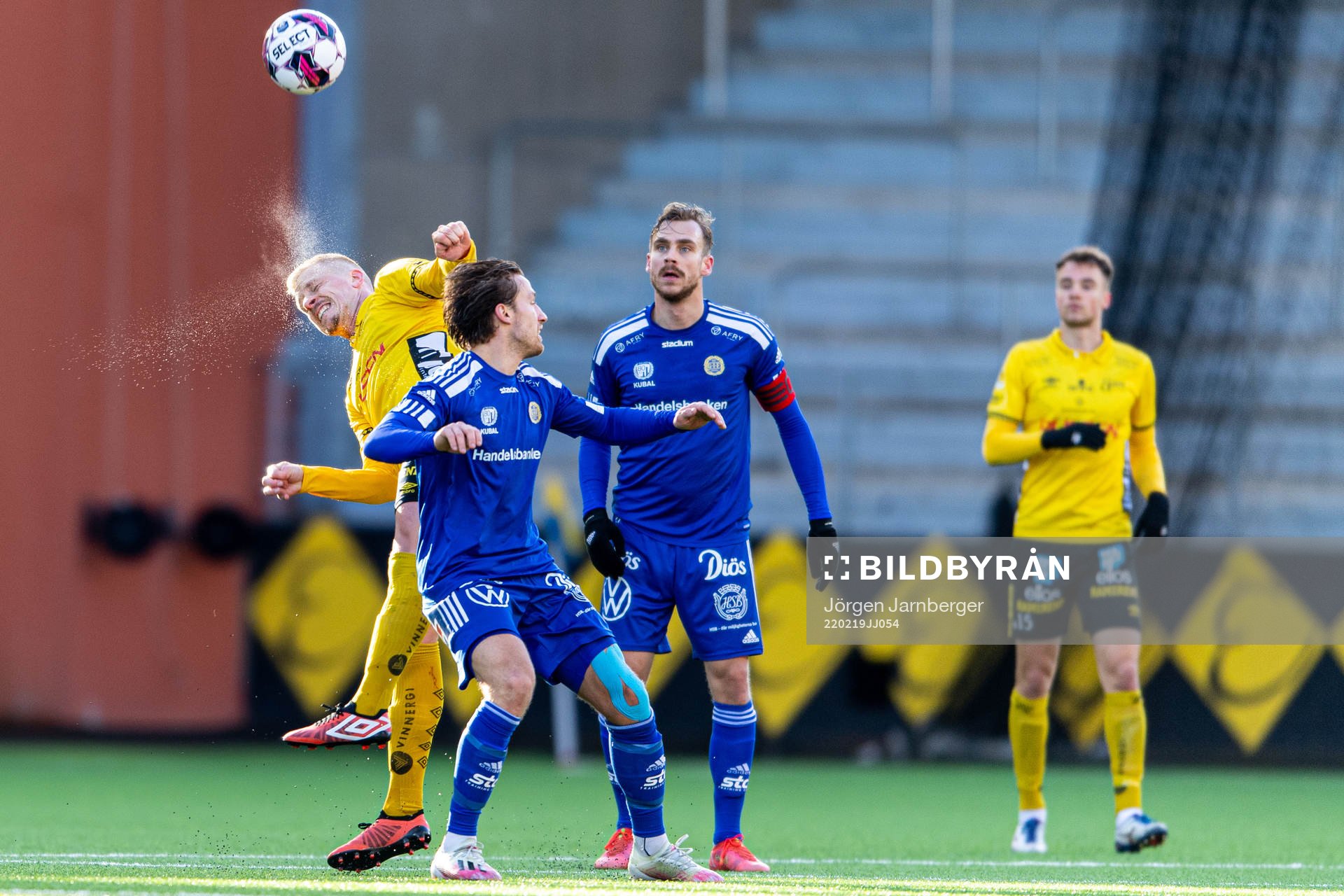 Elfsborgs Per Frick i kamp med Sundsvalls Pontus Silfwer och Pontus Engblom under fotbollsmatchen i Svenska Cupen mellan Elfsborg och GIF Sundsvall den 19 februari 2022 i Borås.