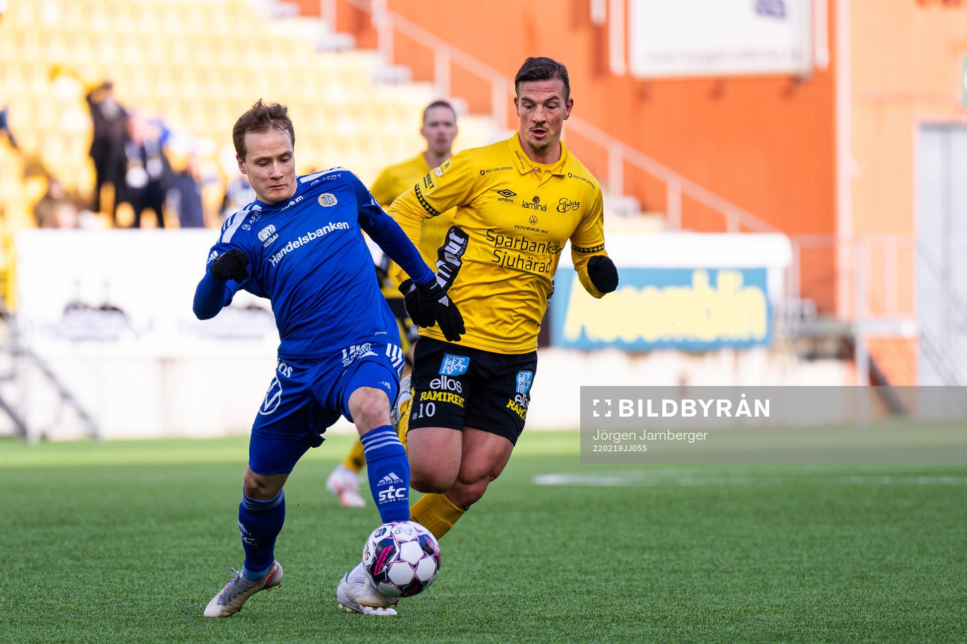 Sundsvalls Saku Ylätupa och Elfsborgs Simon Olsson under fotbollsmatchen i Svenska Cupen mellan Elfsborg och GIF Sundsvall den 19 februari 2022 i Borås.