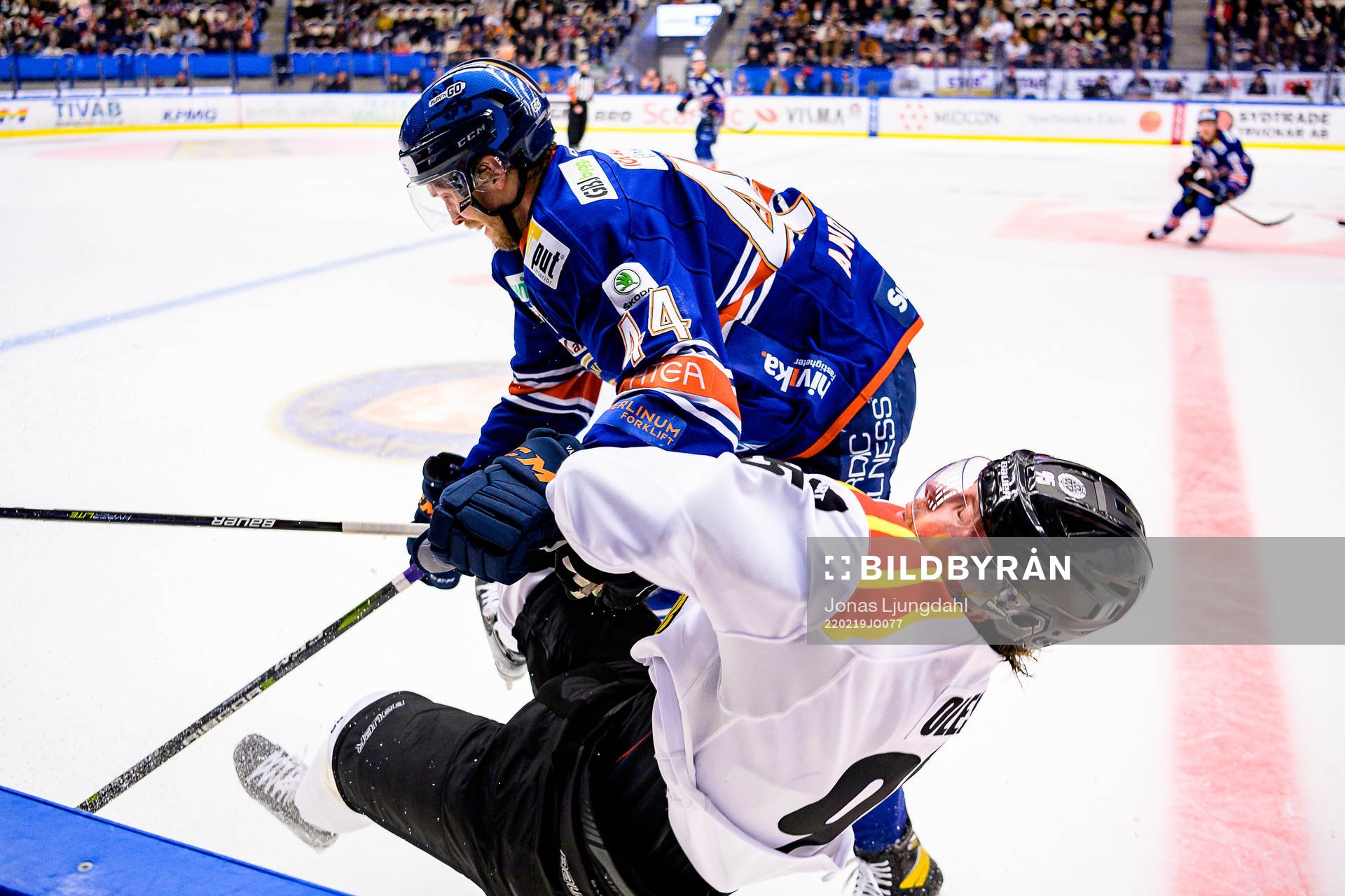 Växjös Peter Andersson tacklar Brynäs Nick Olesen