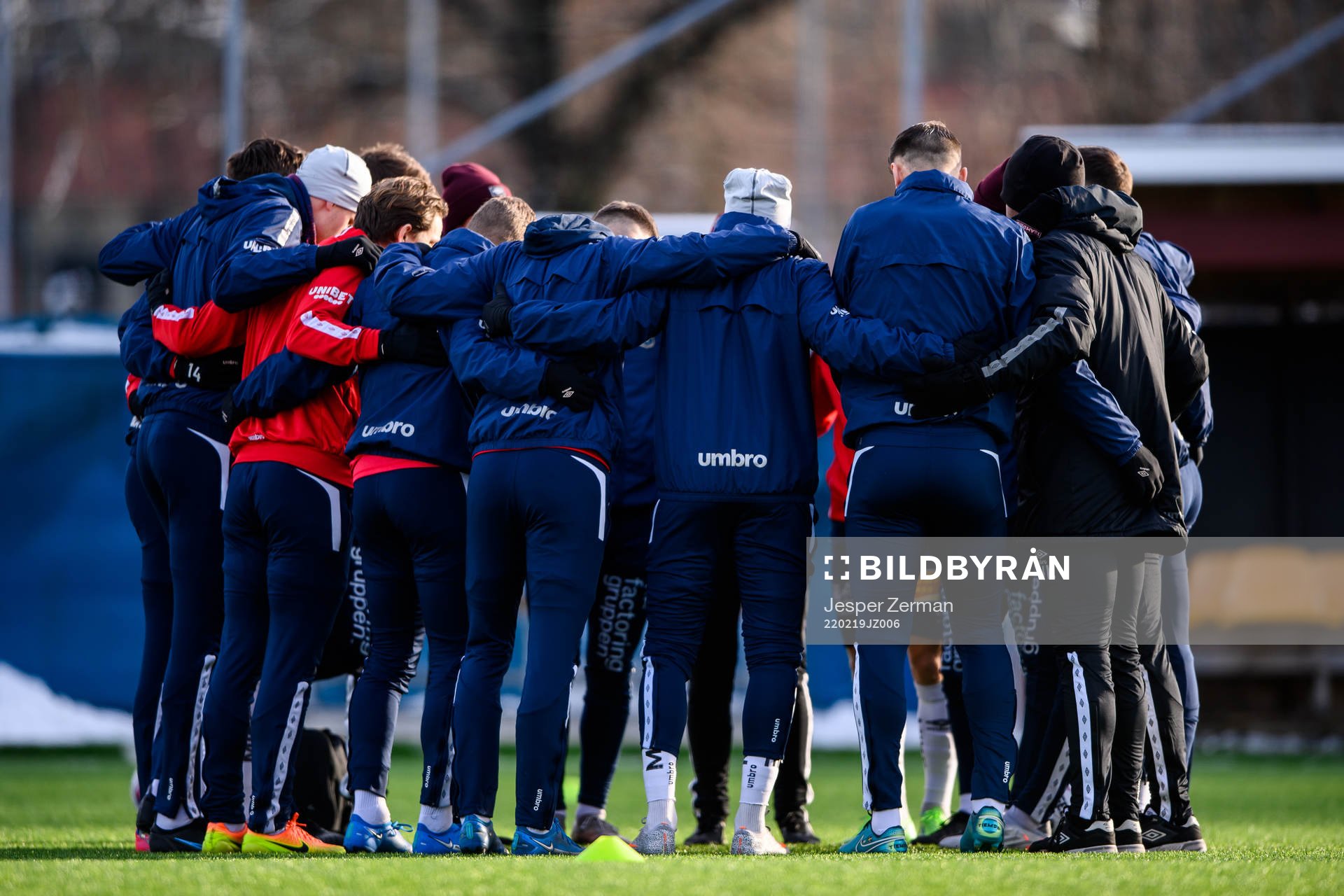 Örgrytes spelare samlas i en ring