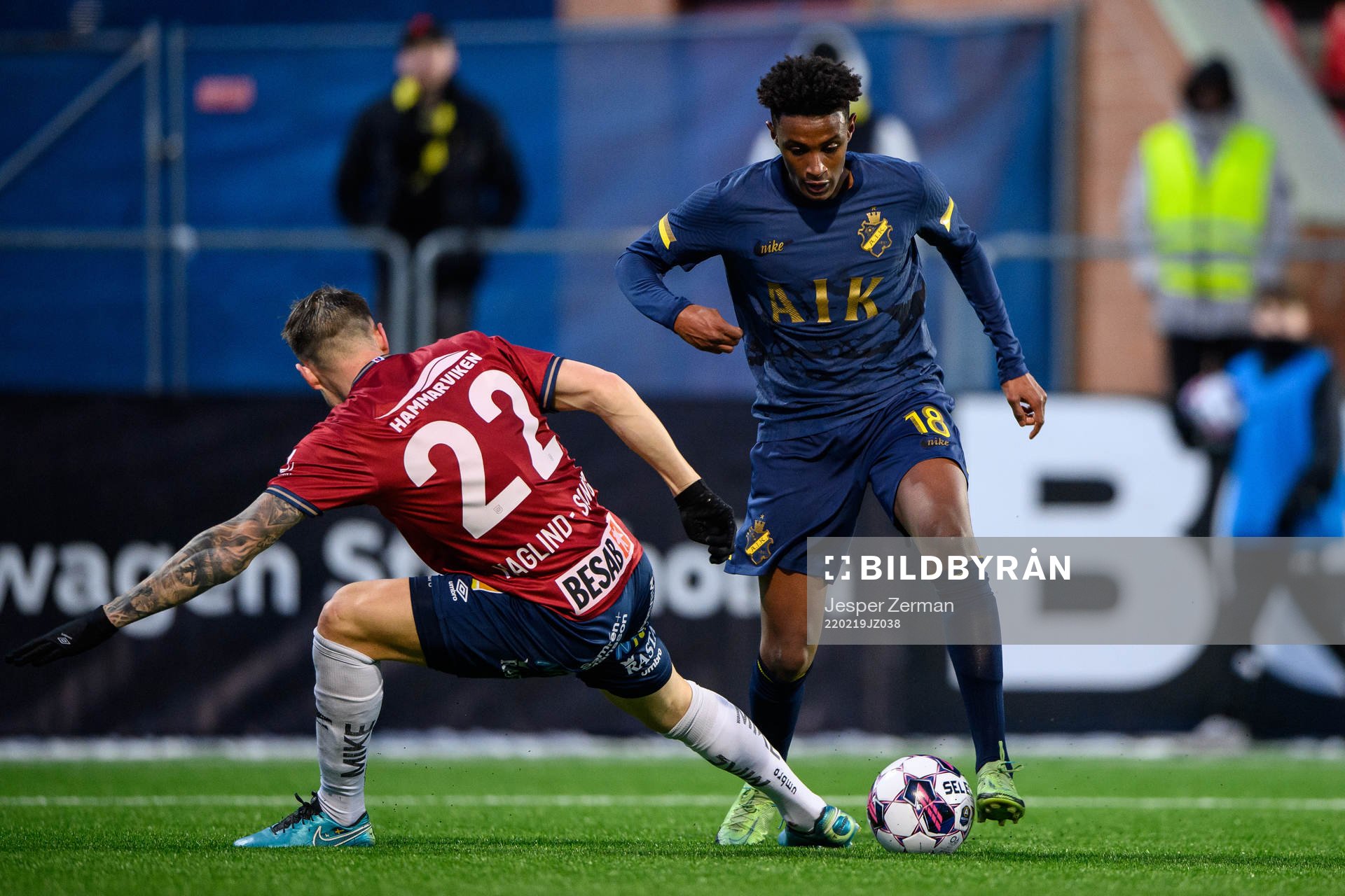 Örgrytes Marcus Haglind Sangré och AIK:s Amar Abdirahman Ahmed under fotbollsmatchen i Svenska Cupen mellan AIK och Örgryte den 19 februari 2022 i Stockholm.