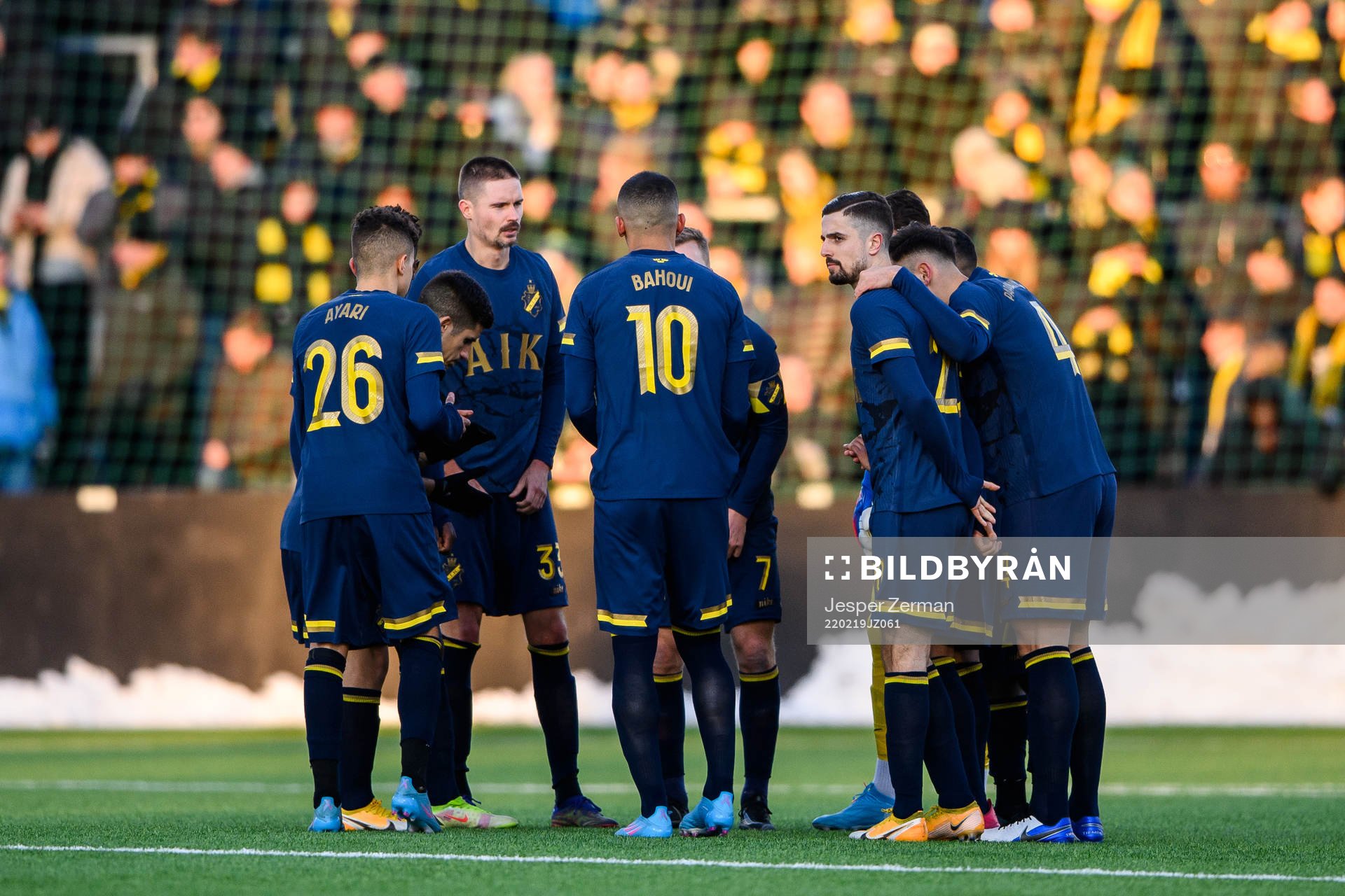 AIK:s spelare samlas i en ring inför andra halvlek under fotbollsmatchen i Svenska Cupen mellan AIK och Örgryte den 19 februari 2022 i Stockholm.