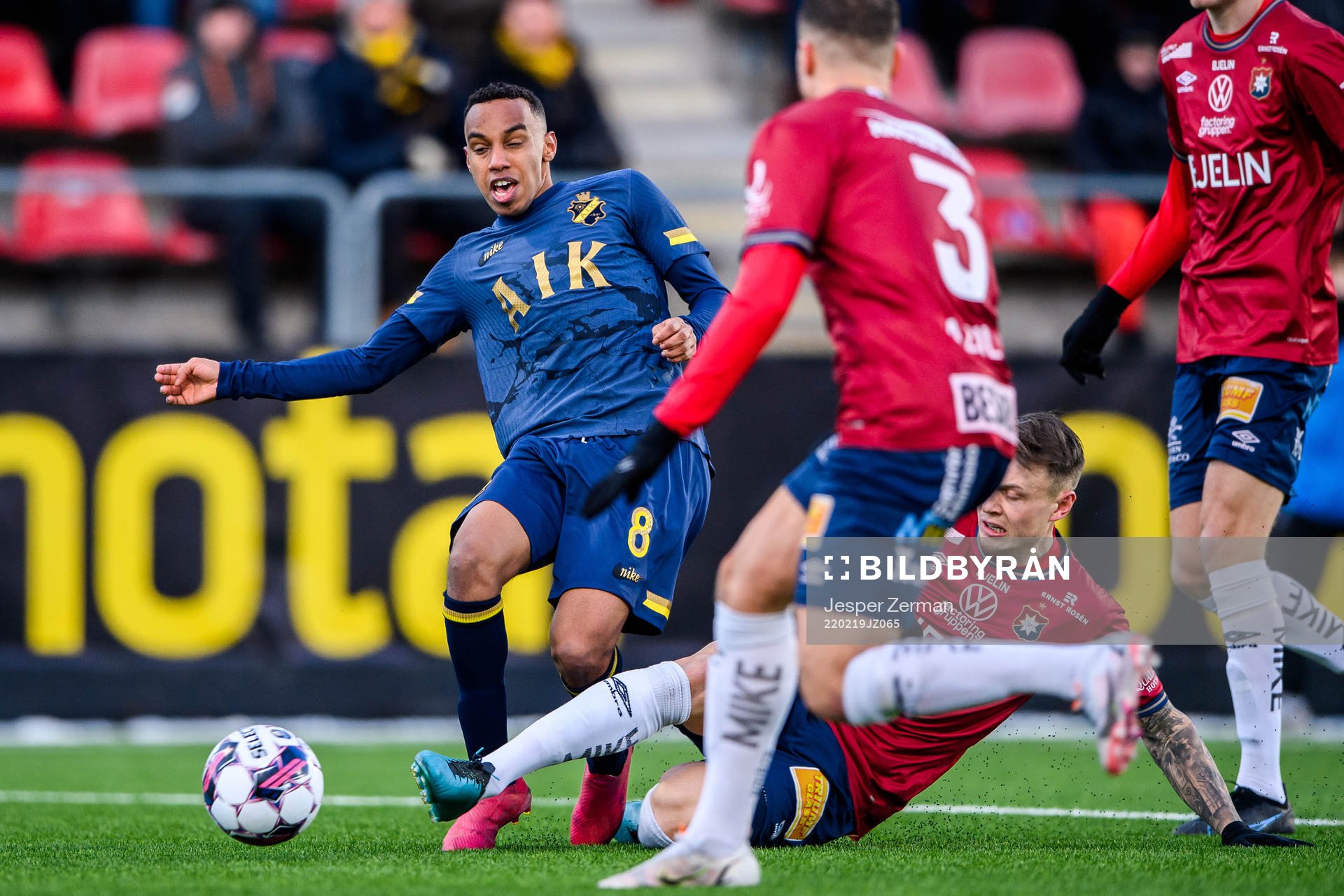 s Bilal Hussein och Örgrytes Marcus Haglind Sangré