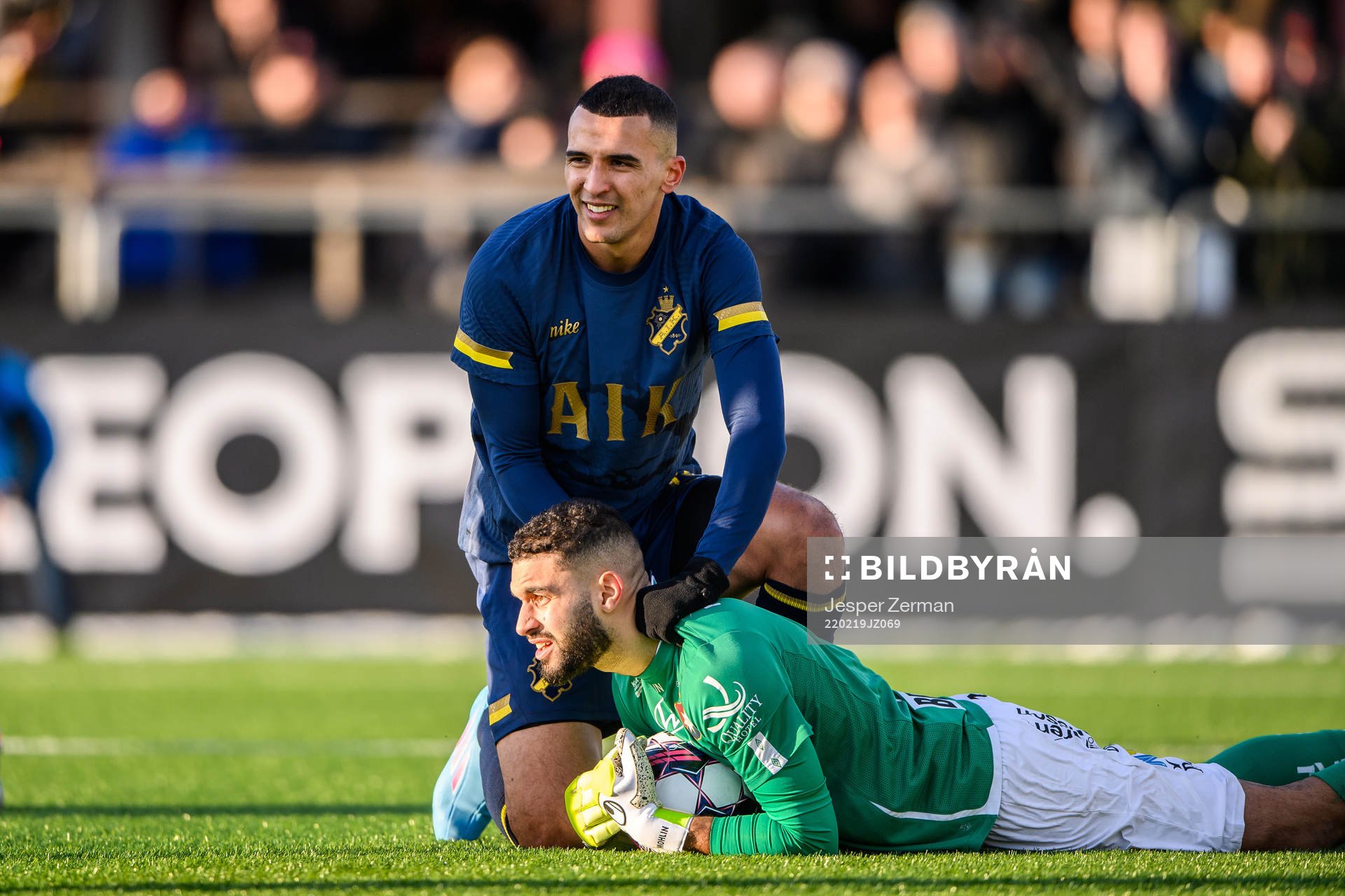 AIK:s Nabil Bahoui och Örgrytes målvakt Sixten Mohlin under fotbollsmatchen i Svenska Cupen mellan AIK och Örgryte den 19 februari 2022 i Stockholm.