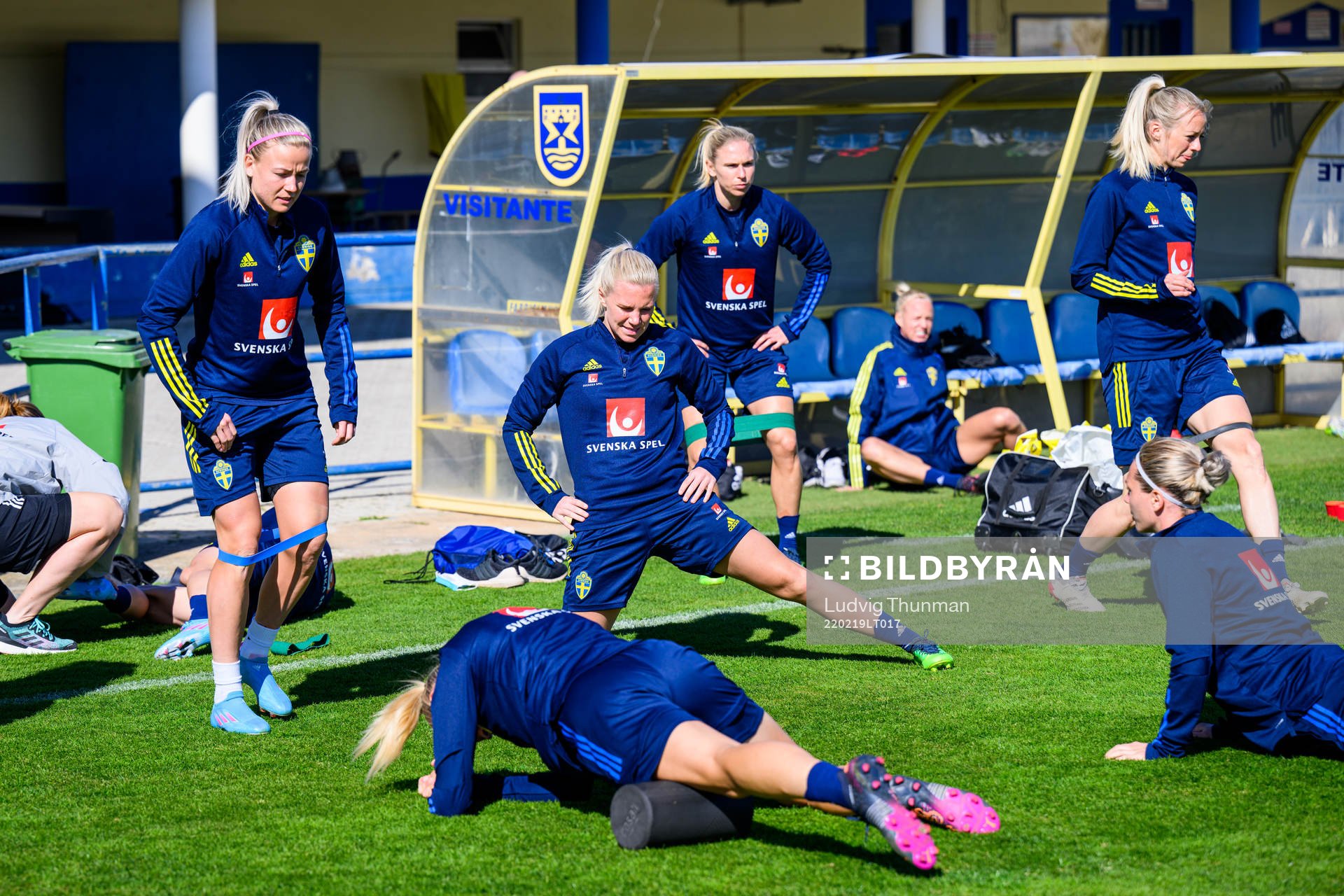Players warm up