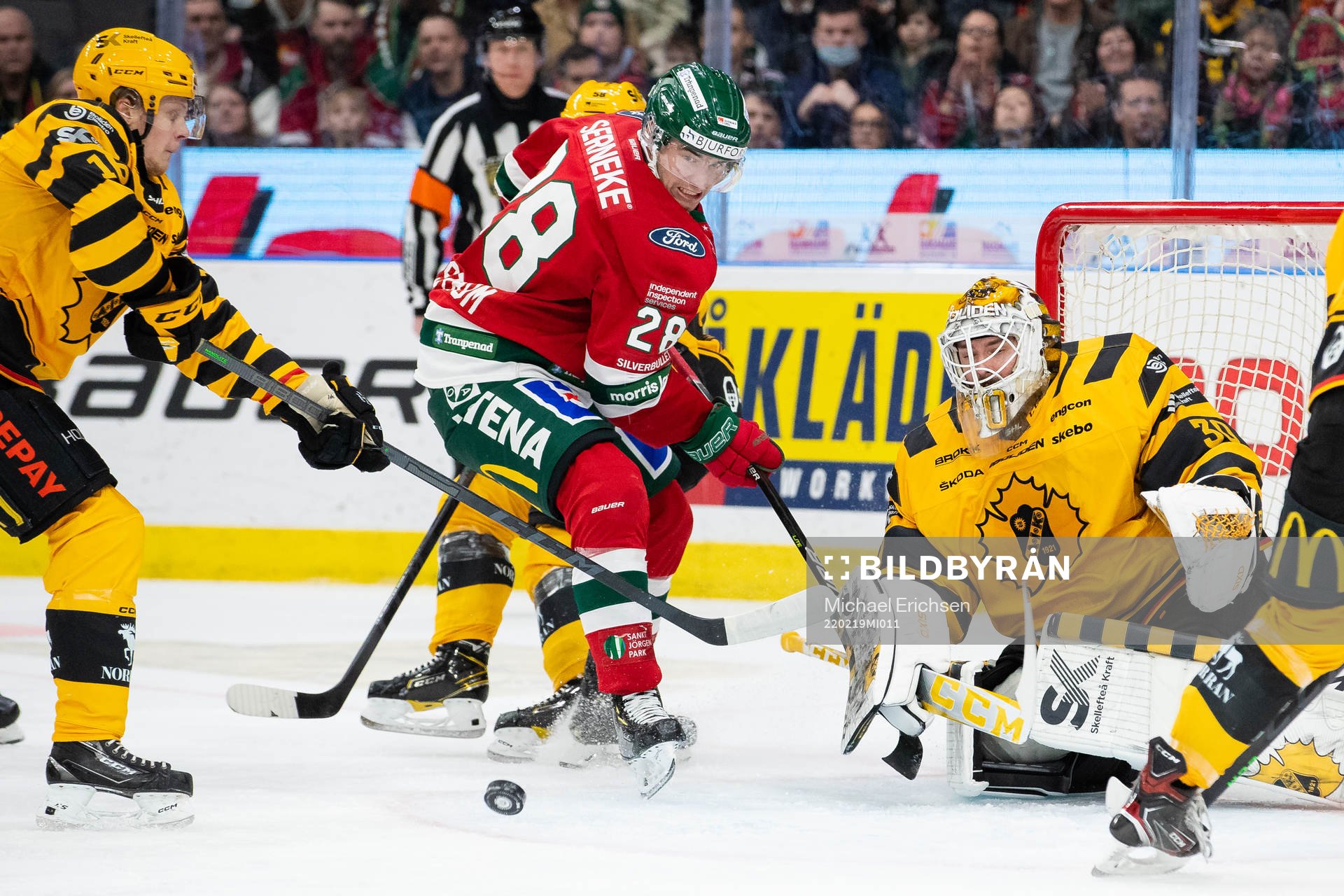 Frölundas Johan Sundström med en chans som Skellefteås
