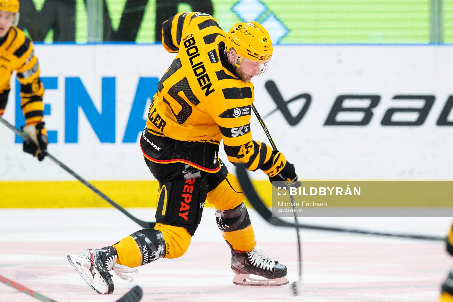 Skellefteås Oscar Möller skjuter ett skott