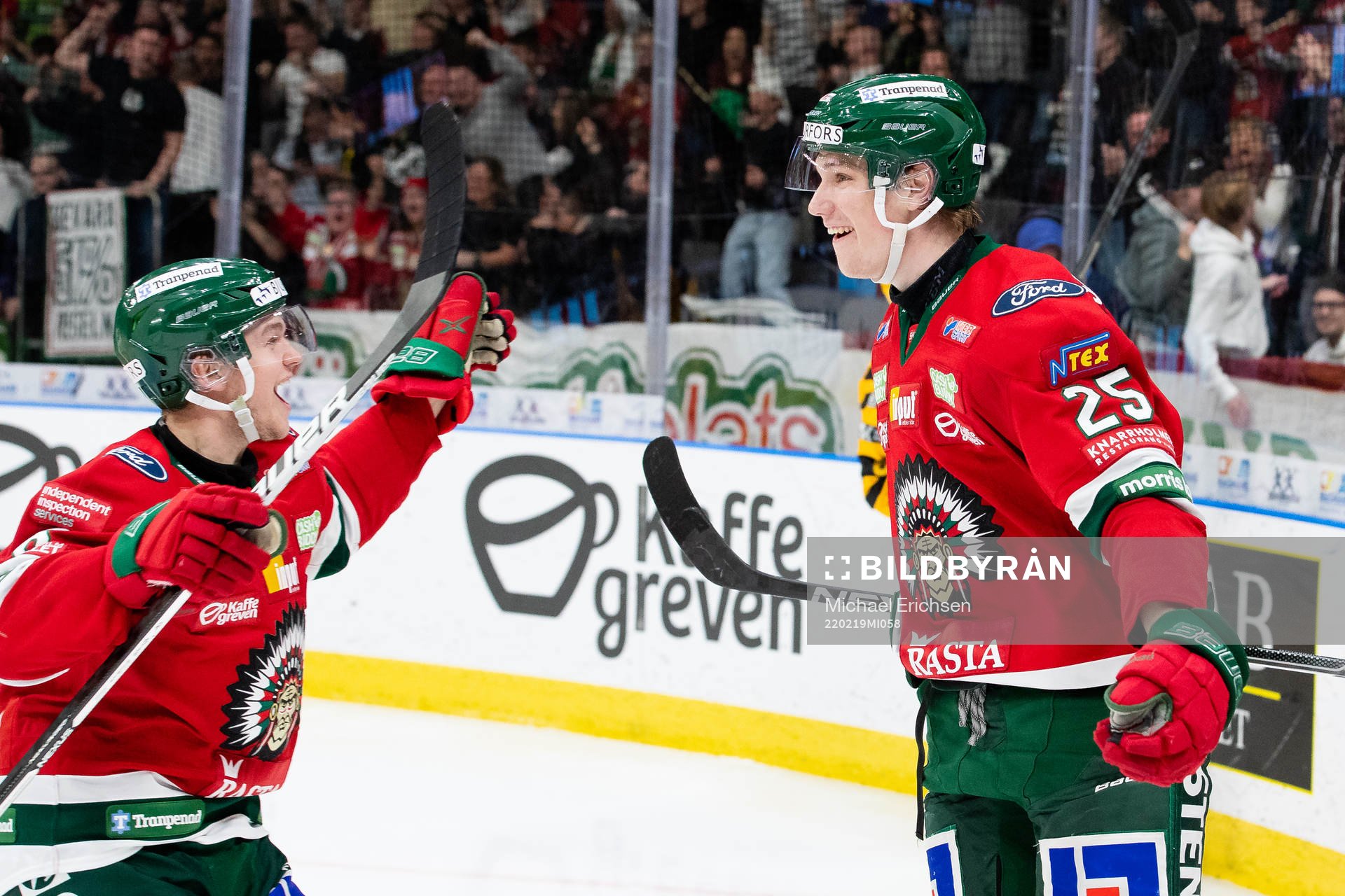 Frölundas Elmer Söderblom jublar ihop med Mattias