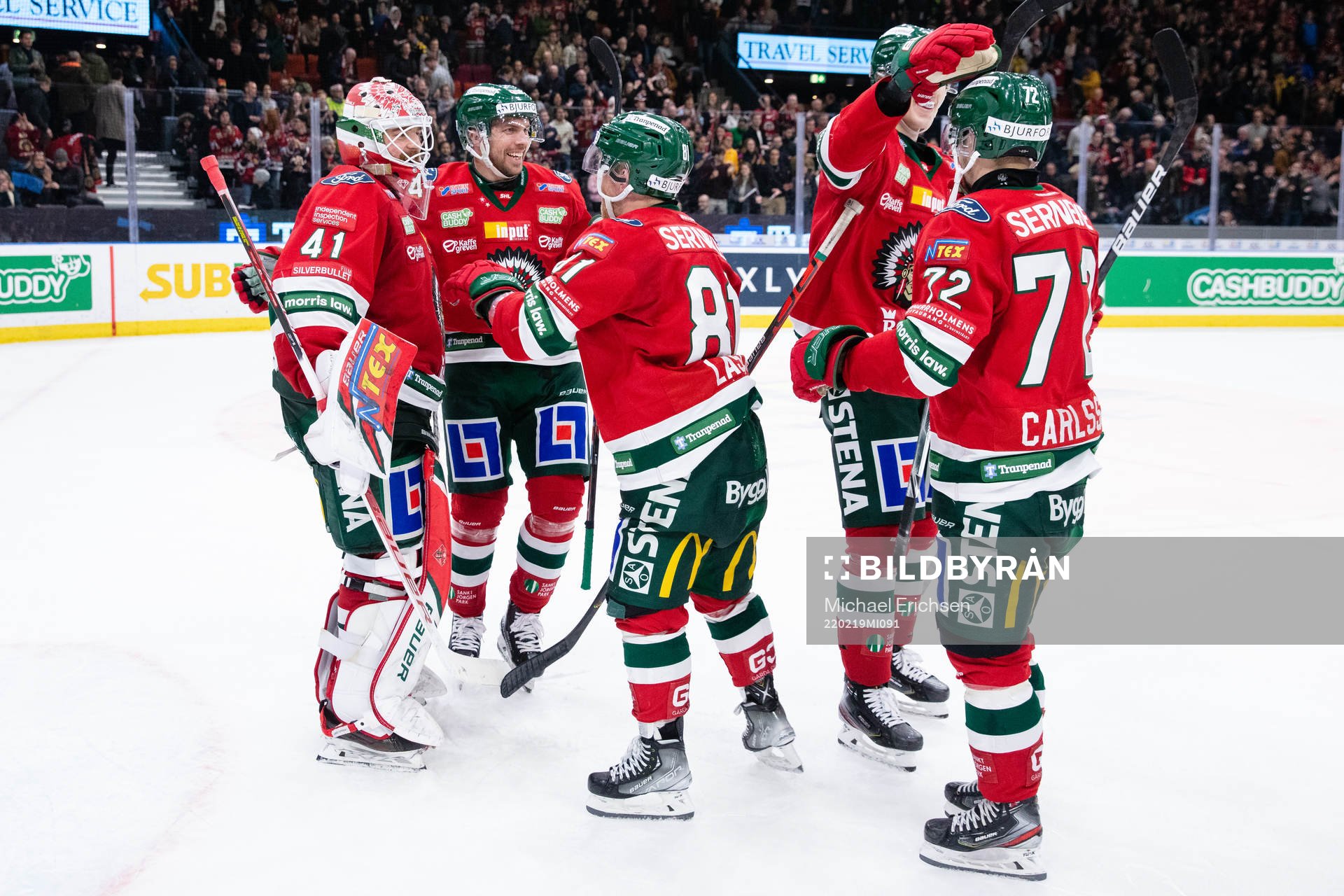 Frölundas målvakt Niklas Rubin jublar med lagkamrater