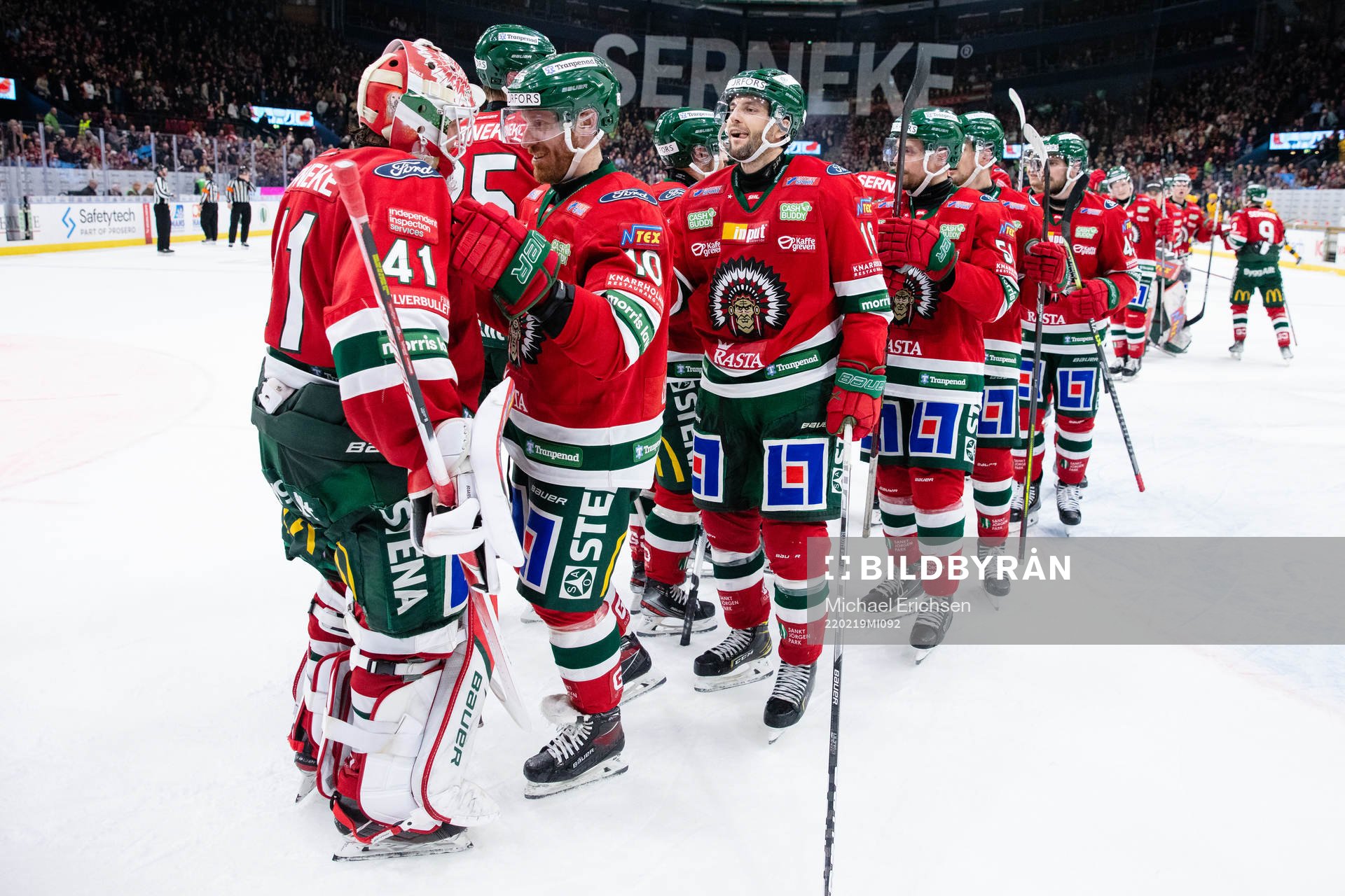 Frölundas målvakt Niklas Rubin jublar med lagkamraterna