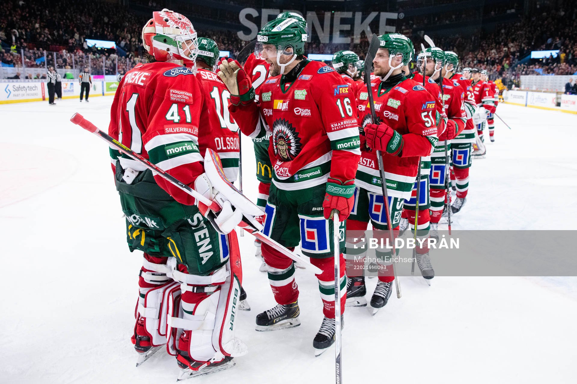 Frölundas målvakt Niklas Rubin jublar ihop med Stefan