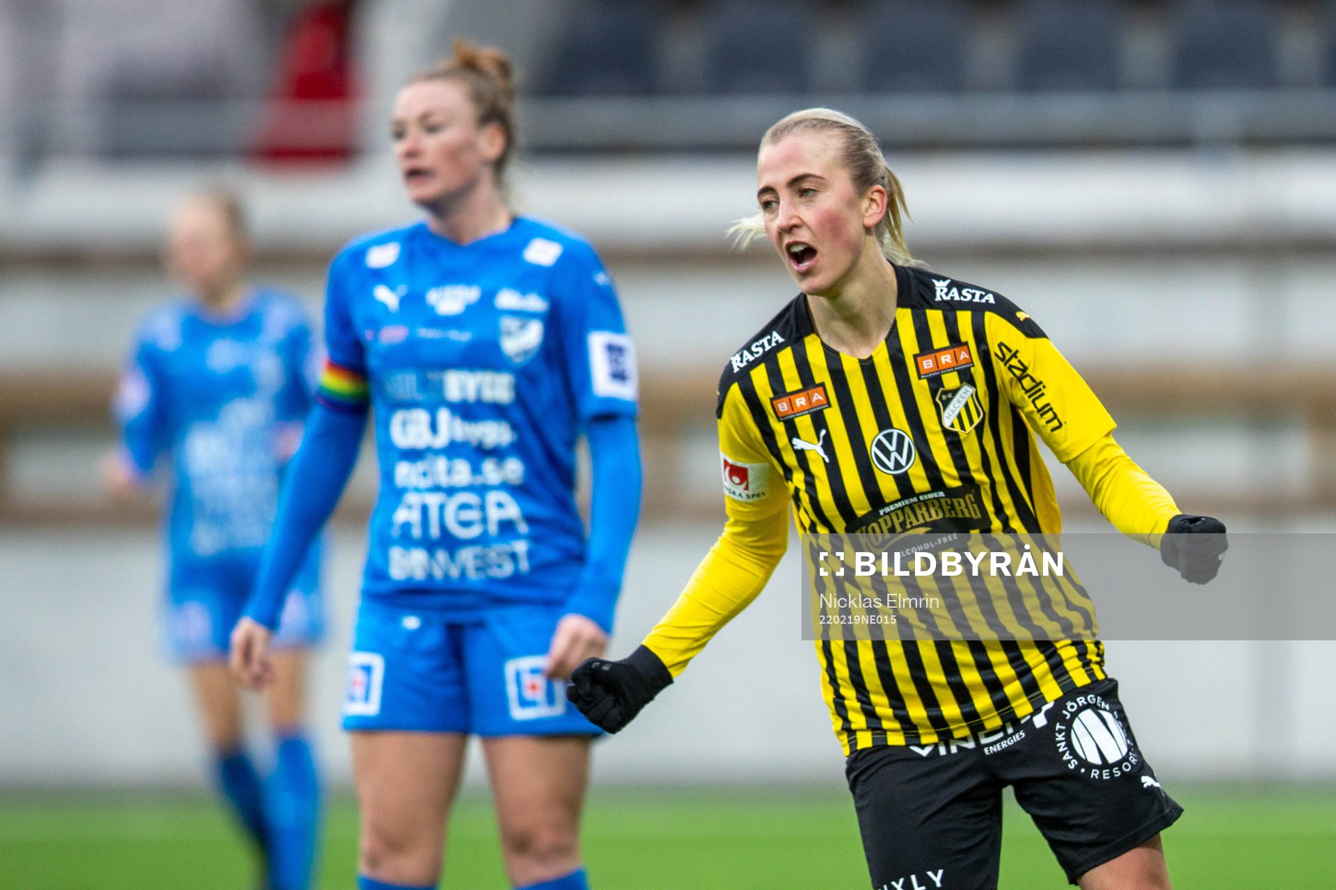 Häckens Julia Karlernäs jublar efter 3-2 målet under fotbollsmatchen i träningsmatchen mellan Häcken och Kalmar den 19 februari 2022 i Göteborg.