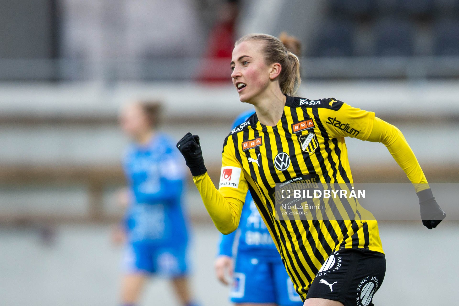 Häckens Julia Karlernäs jublar