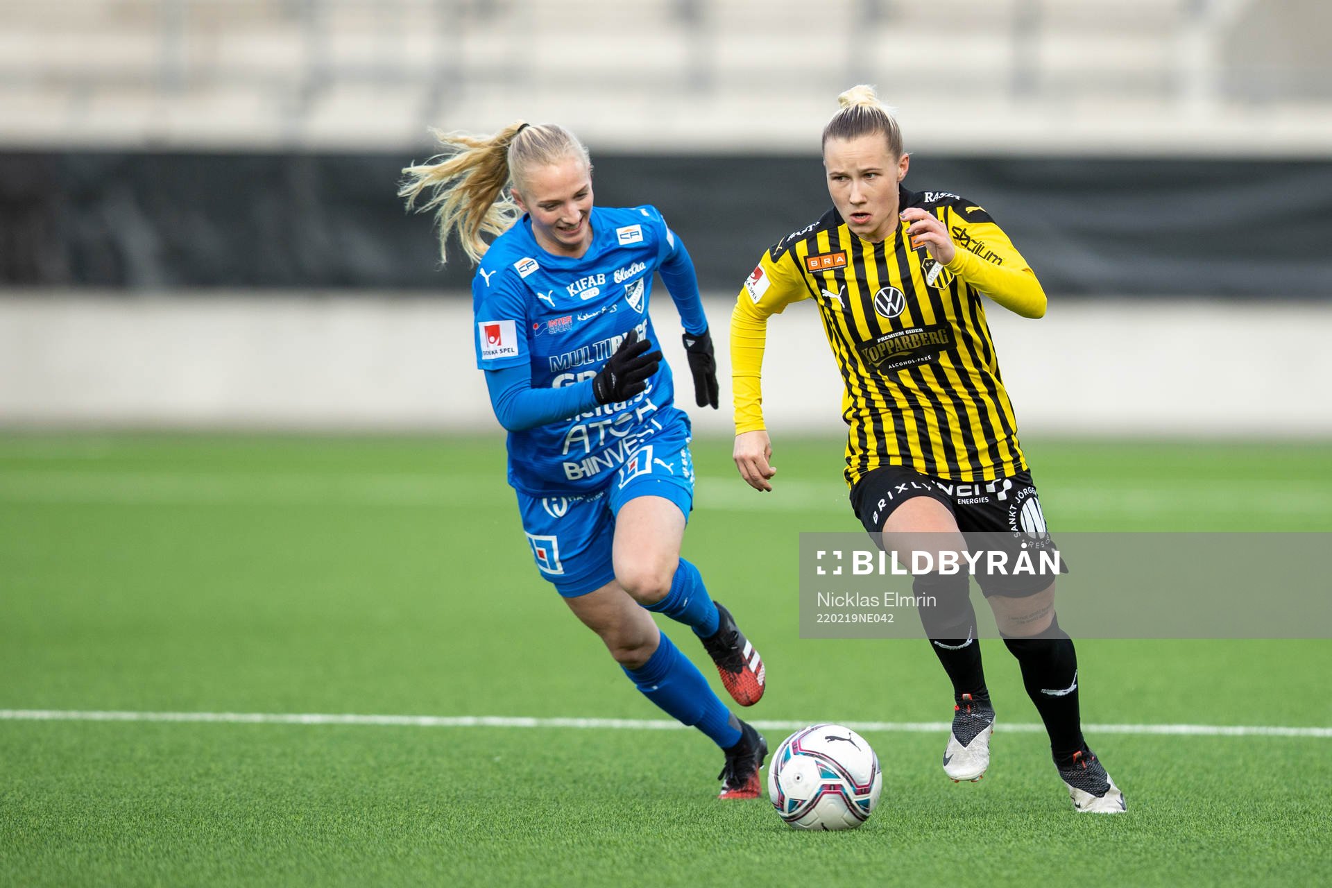 Kalmars Astrid Larsson och Häckens Marika Bergman Lundin under fotbollsmatchen i träningsmatchen mellan Häcken och Kalmar den 19 februari 2022 i Göteborg.