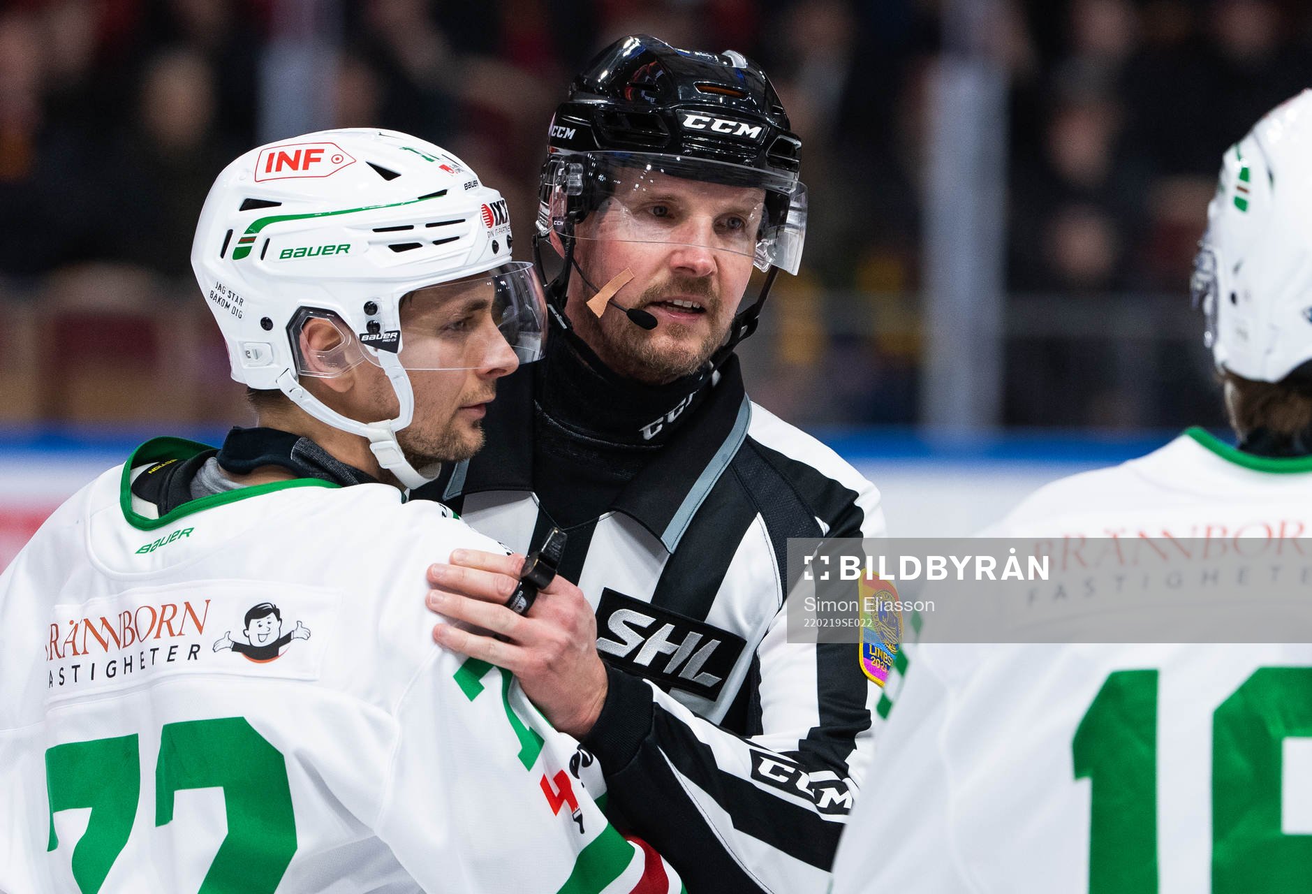 Rögles Daniel Zaar och linjedomare Johannes Käck