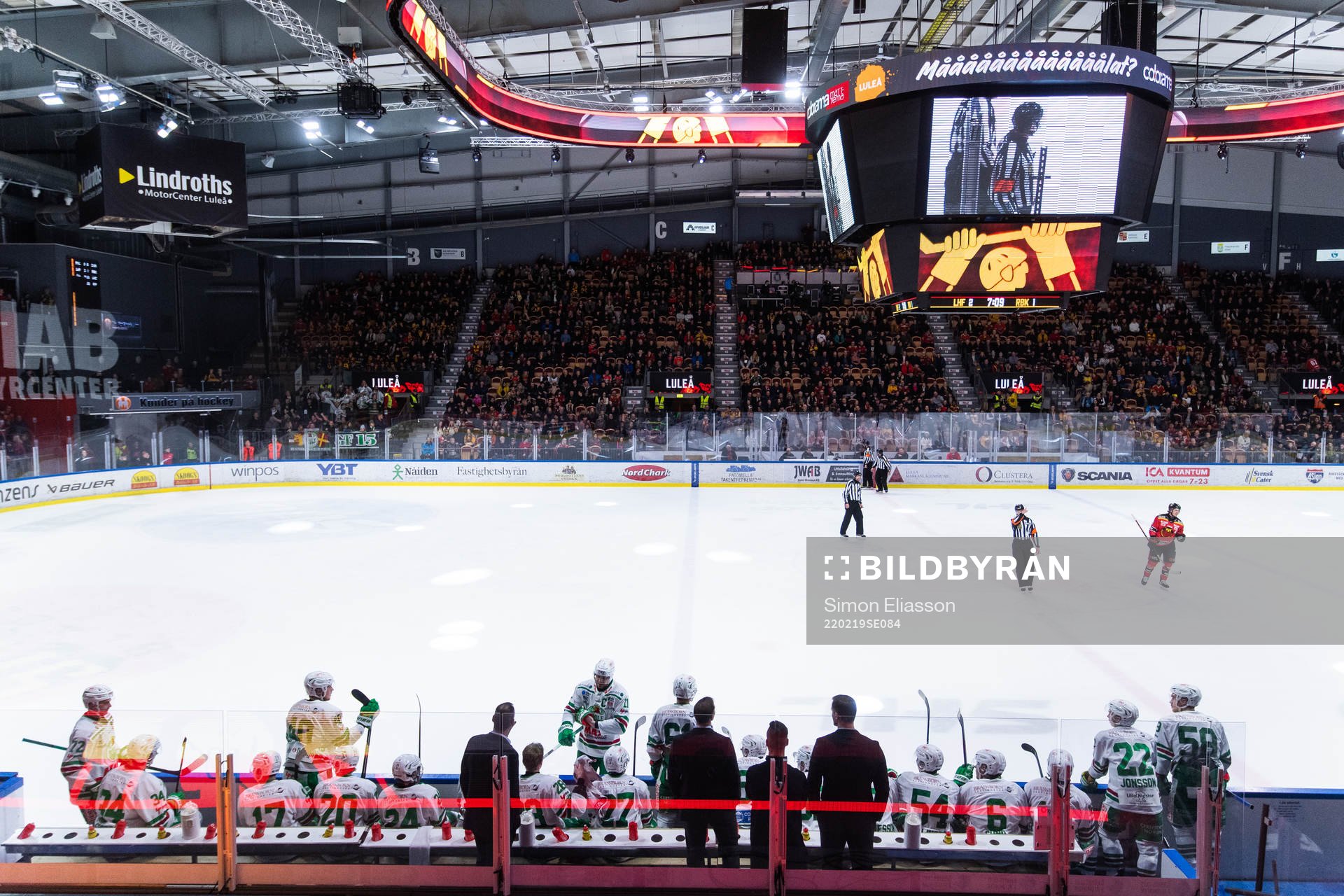 i220219 Rögles tränare Cam Abbott får matchstraff