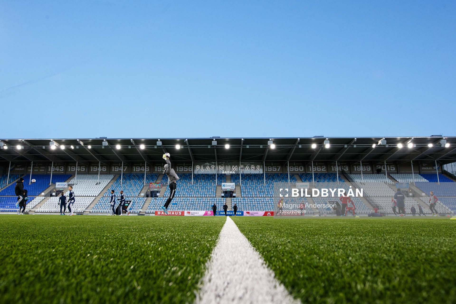 Spelarna värmer upp på arenan innan fotbollsmatchen i