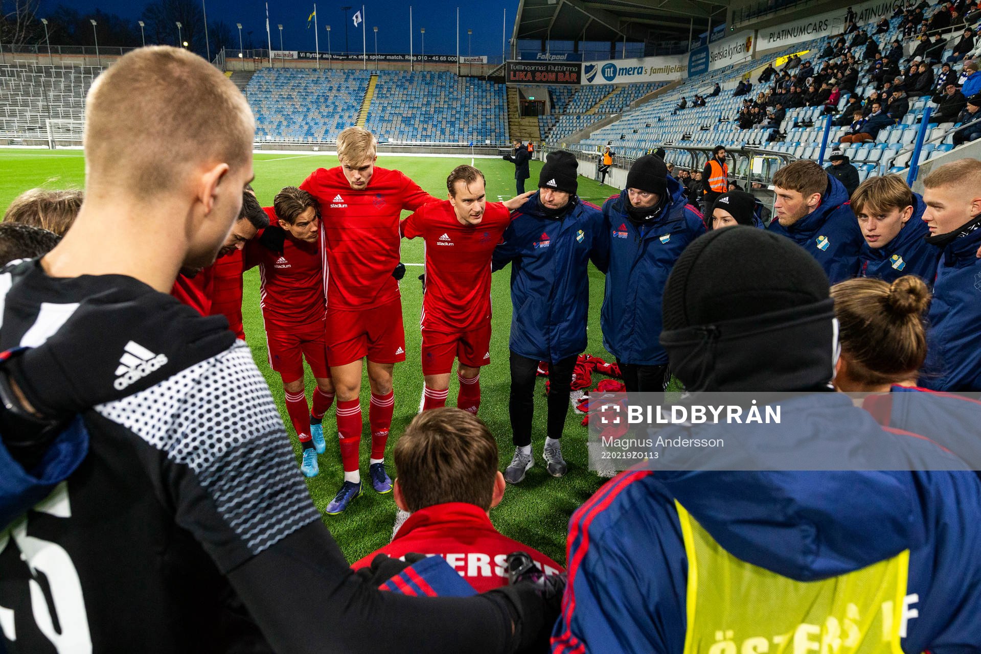 spelarna i Östers IF samlas innan fotbollsmatchen  i