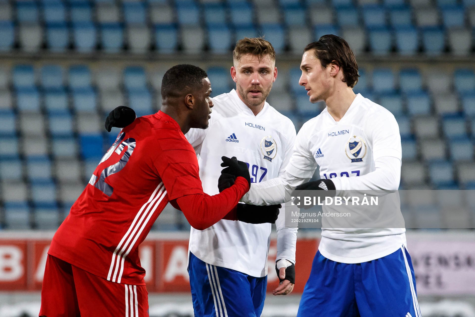 Östers Manasse Kusu och IFK Norrköpings Christoffer Nyman och Jonathan Levi efter fotbollsmatchen i Svenska Cupen mellan IFK Norrköping och Öster den 19 februari 2022 i Norrköping.