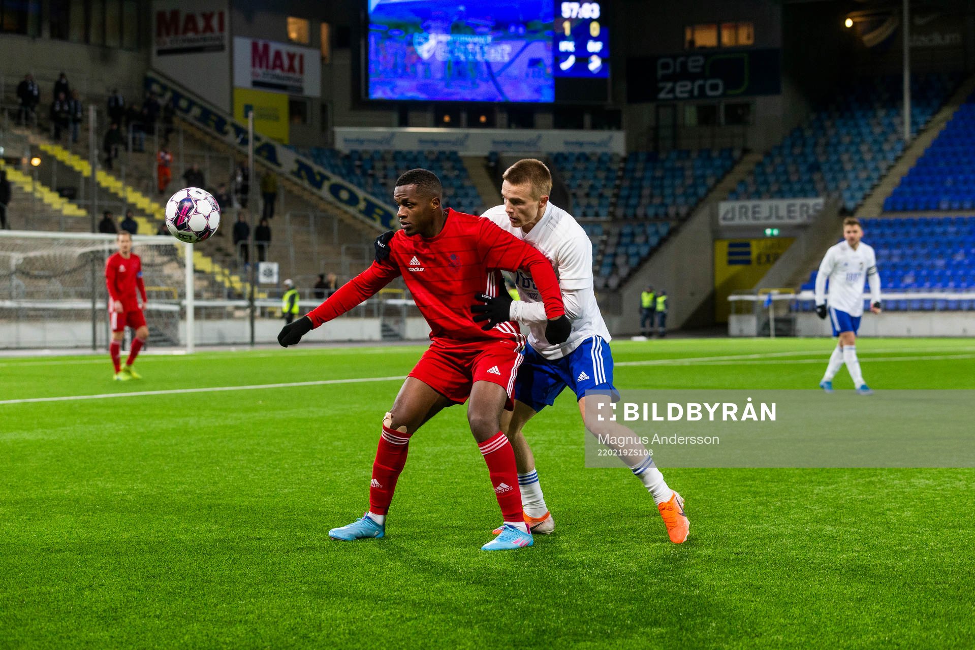 Östers Manasse Kusu och IFK Norrköpings Jacob Ortmark