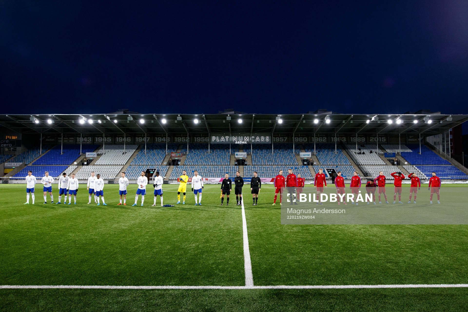 Spelarna vid lineup innan fotbollsmatchen i Svenska Cupen