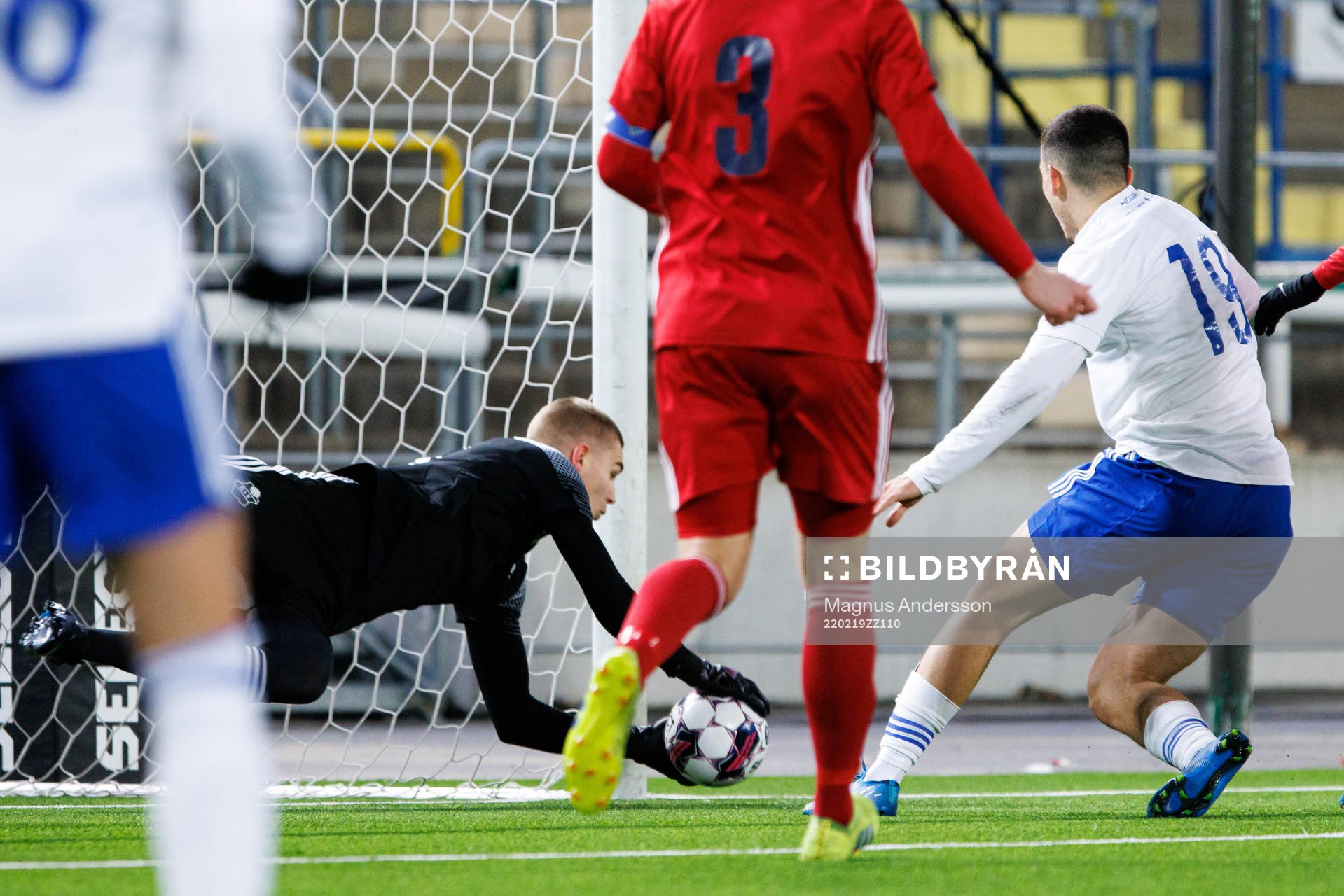 Östers målvakt Mathias Nilsson räddar skott från IFK