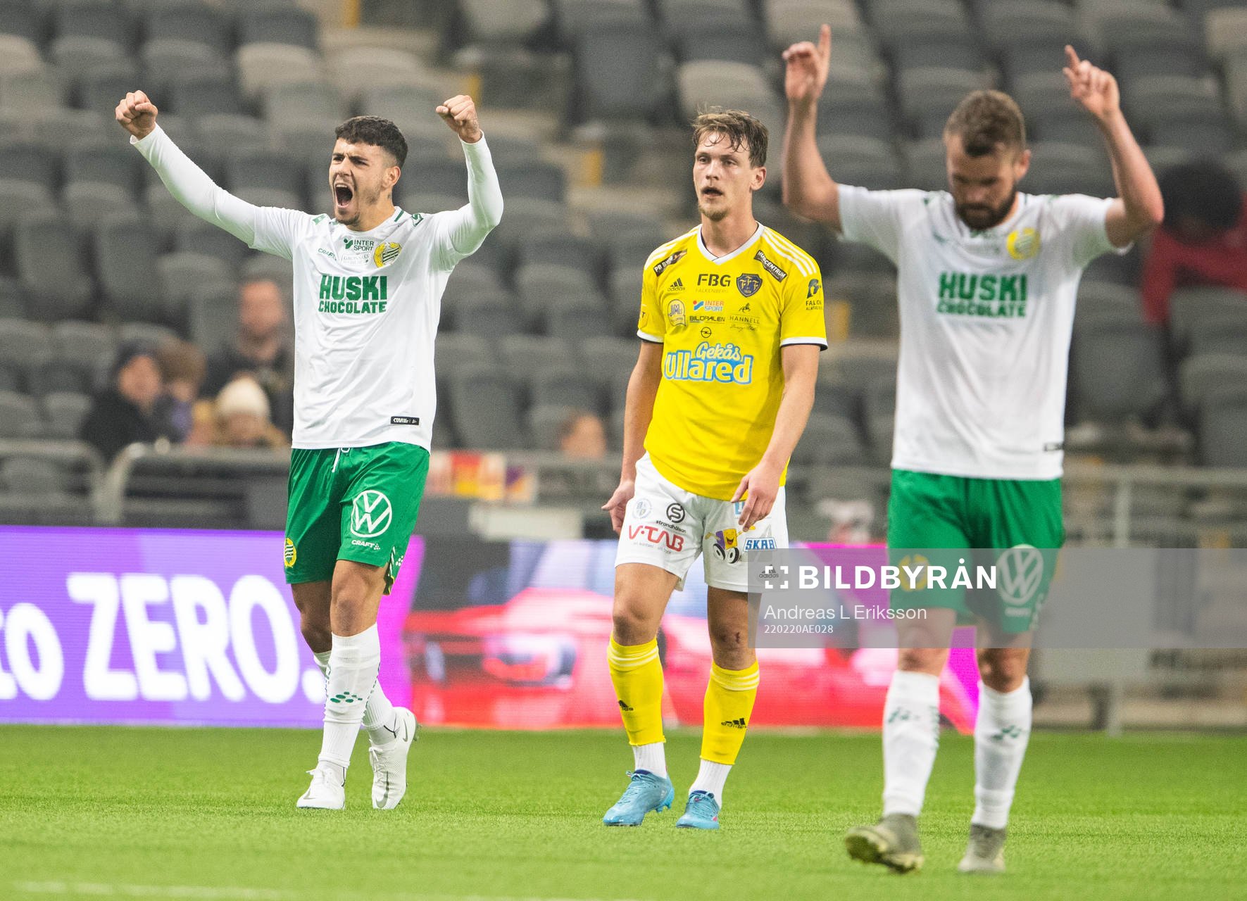 Hammarbys Edvin Kurtuluş och Mads Fenger Nielsen jublar efter fotbollsmatchen i Svenska Cupen mellan Hammarby och Falkenberg den 20 februari 2022 i Stockholm.