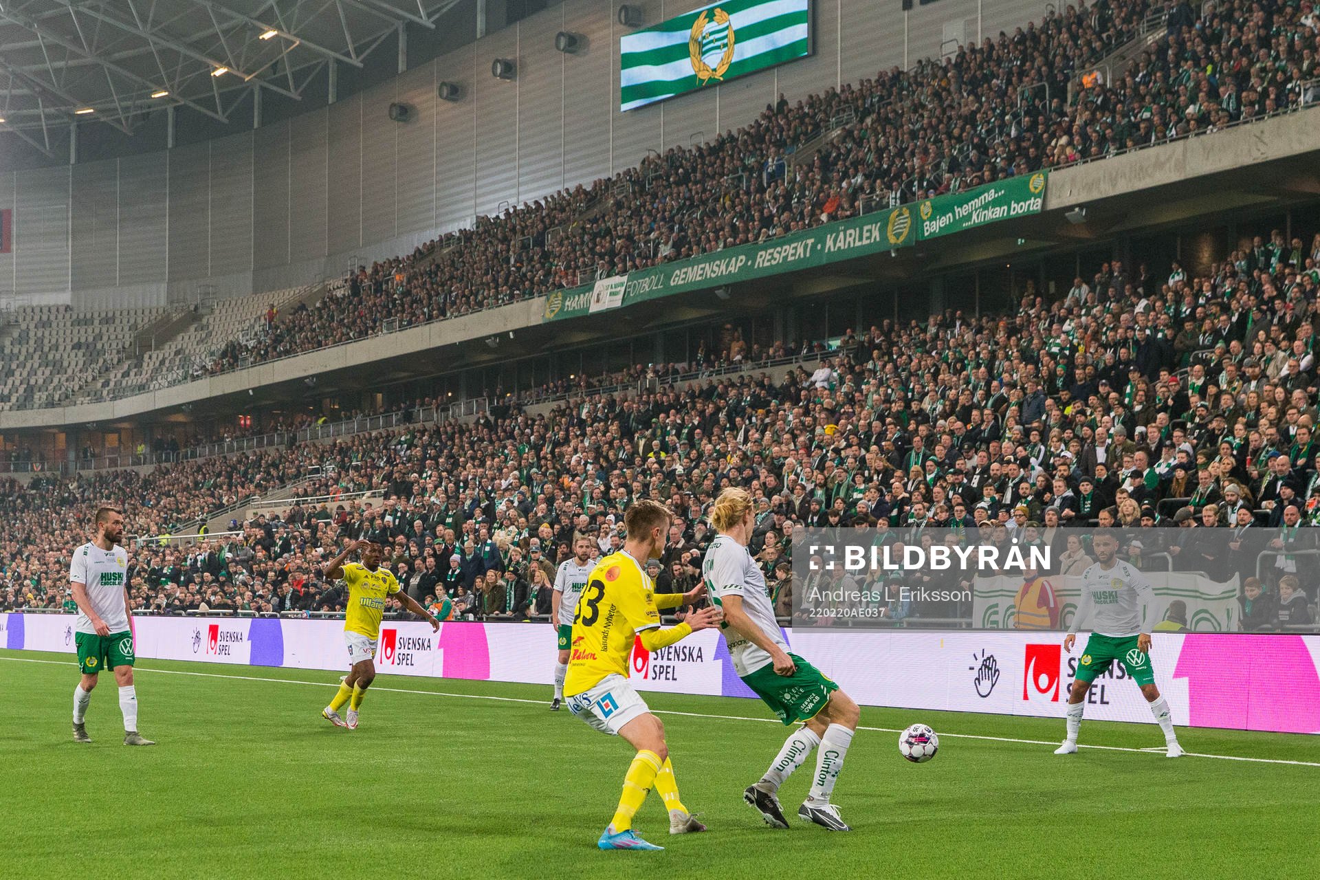 Falkenbergs Melker Larsson frsvarar sig mot Hammarbys