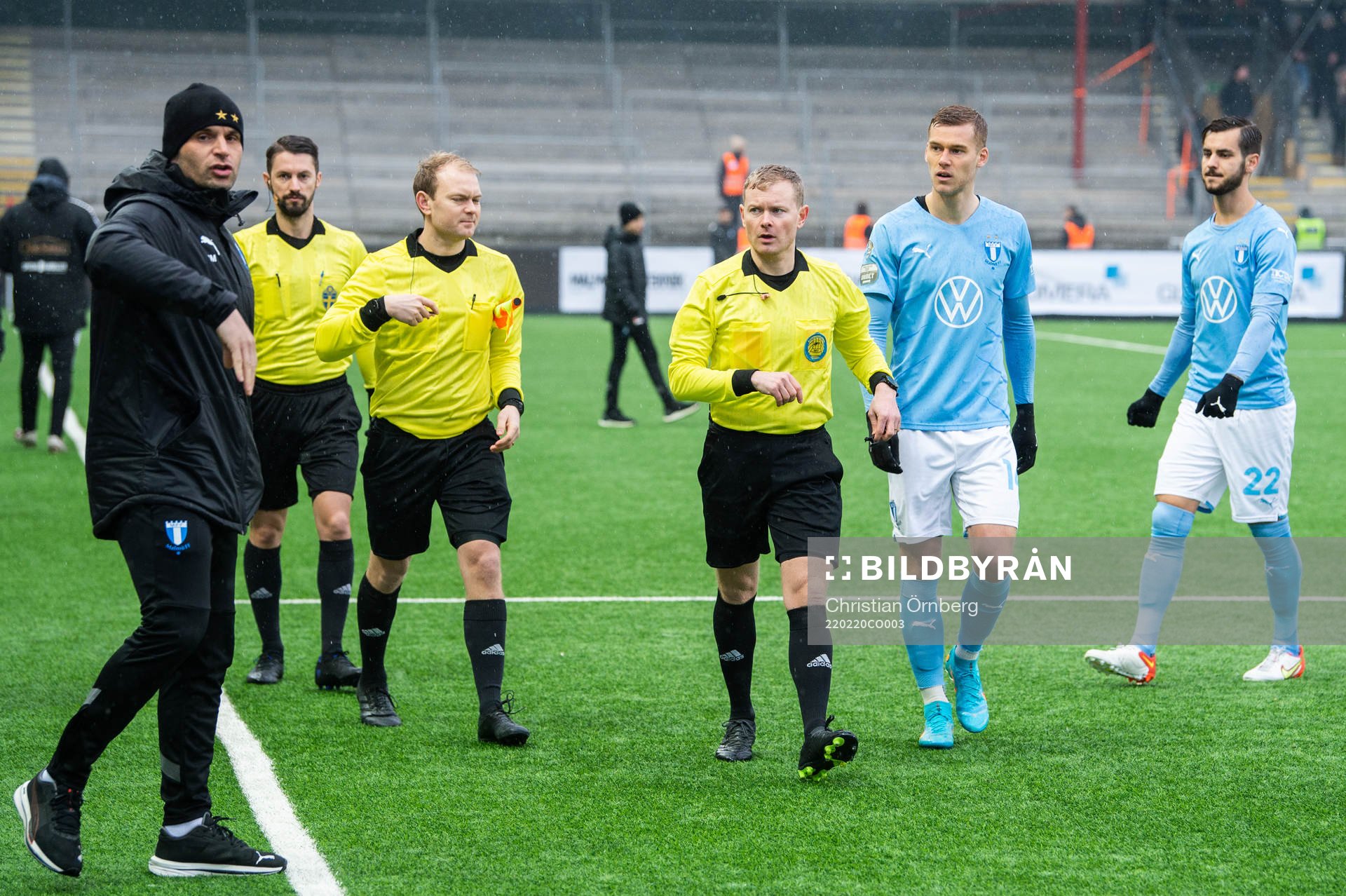 Domare Fredrik Klitte avbryter fotbollsmatchen i Svenska