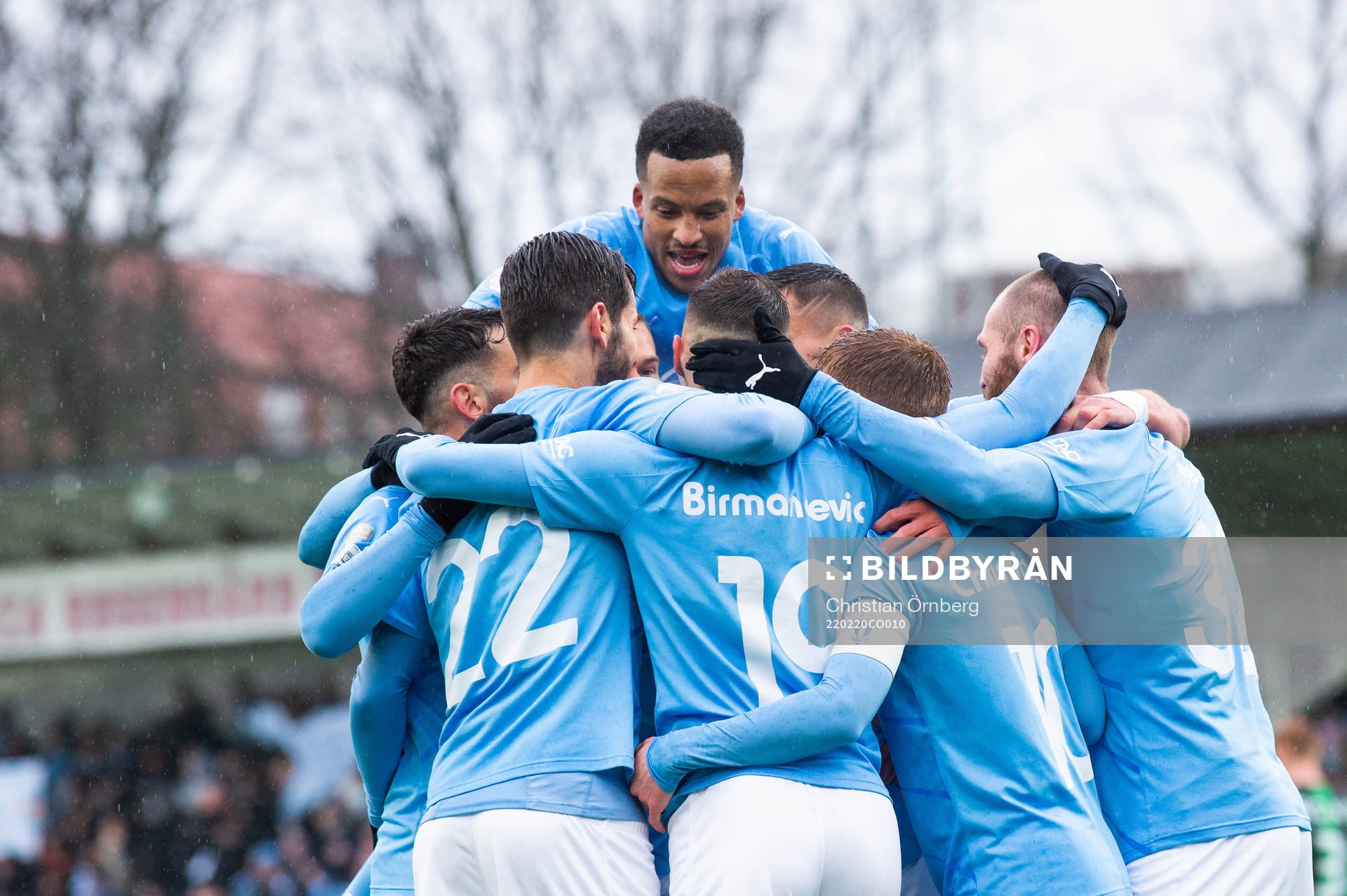Malmö FFs Veljko Birmancevic jublar med lagkamrater
