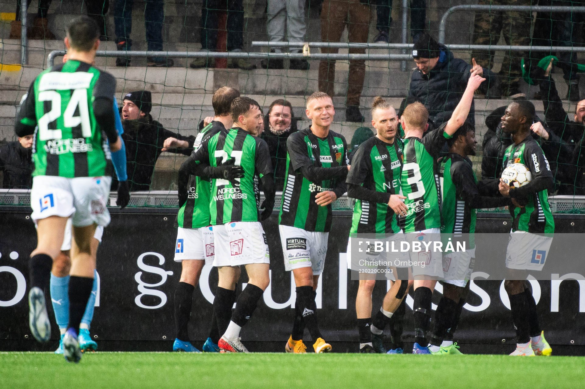 GAIS Gustav Lundgren jublar med lagkamrater