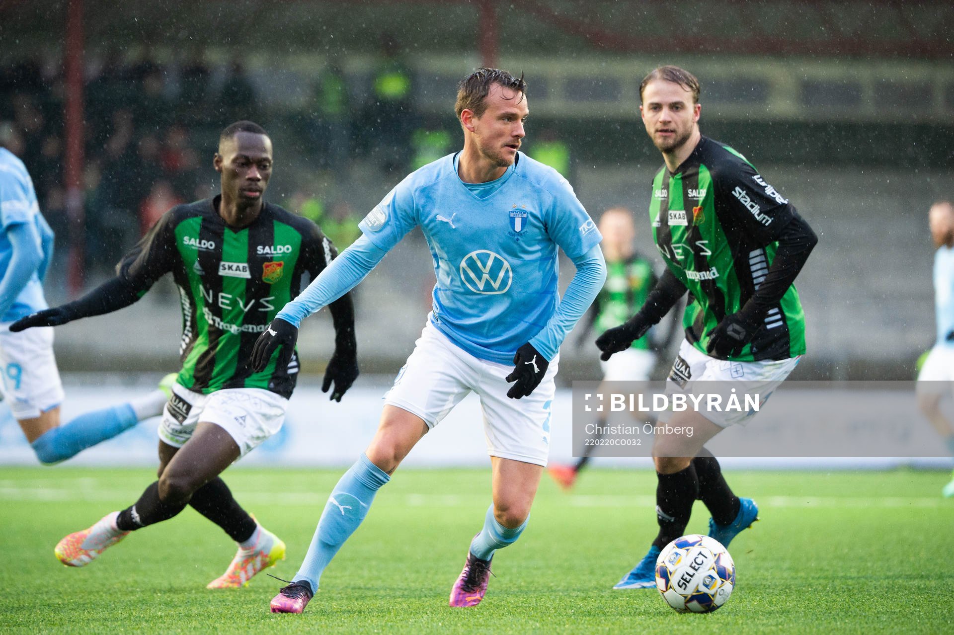 Malmö FFs Eric Larsson och GAIS Mohamed Youla och Gustav