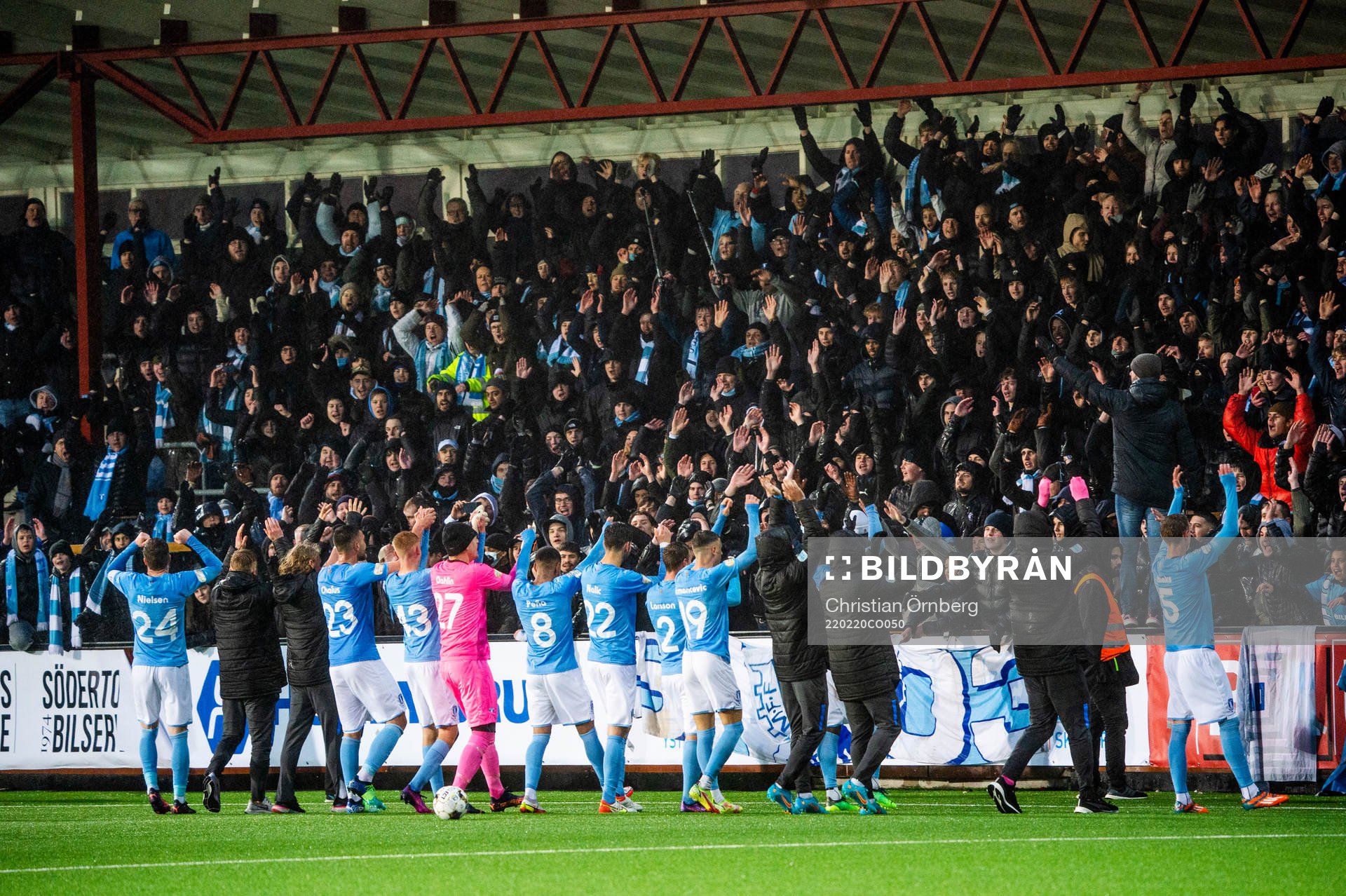 Malmö FFs spelare jublar med supportrarna