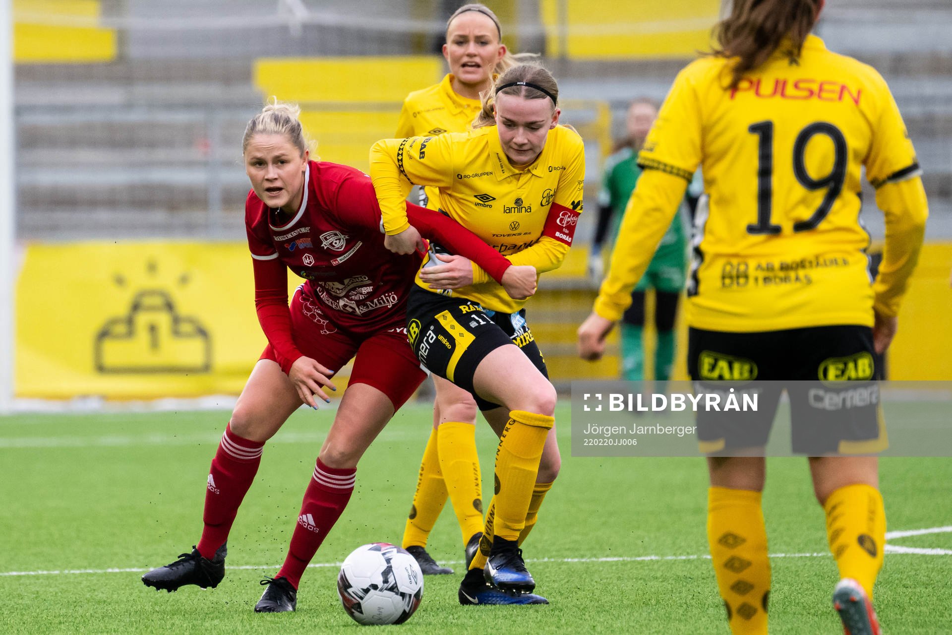 Rävåsens Amanda Jansson och Elfsborgs Leann Nyström under träningsmatchen i fotboll mellan Elfsborg och Rävåsen den 20 februari 2022 i Borås.