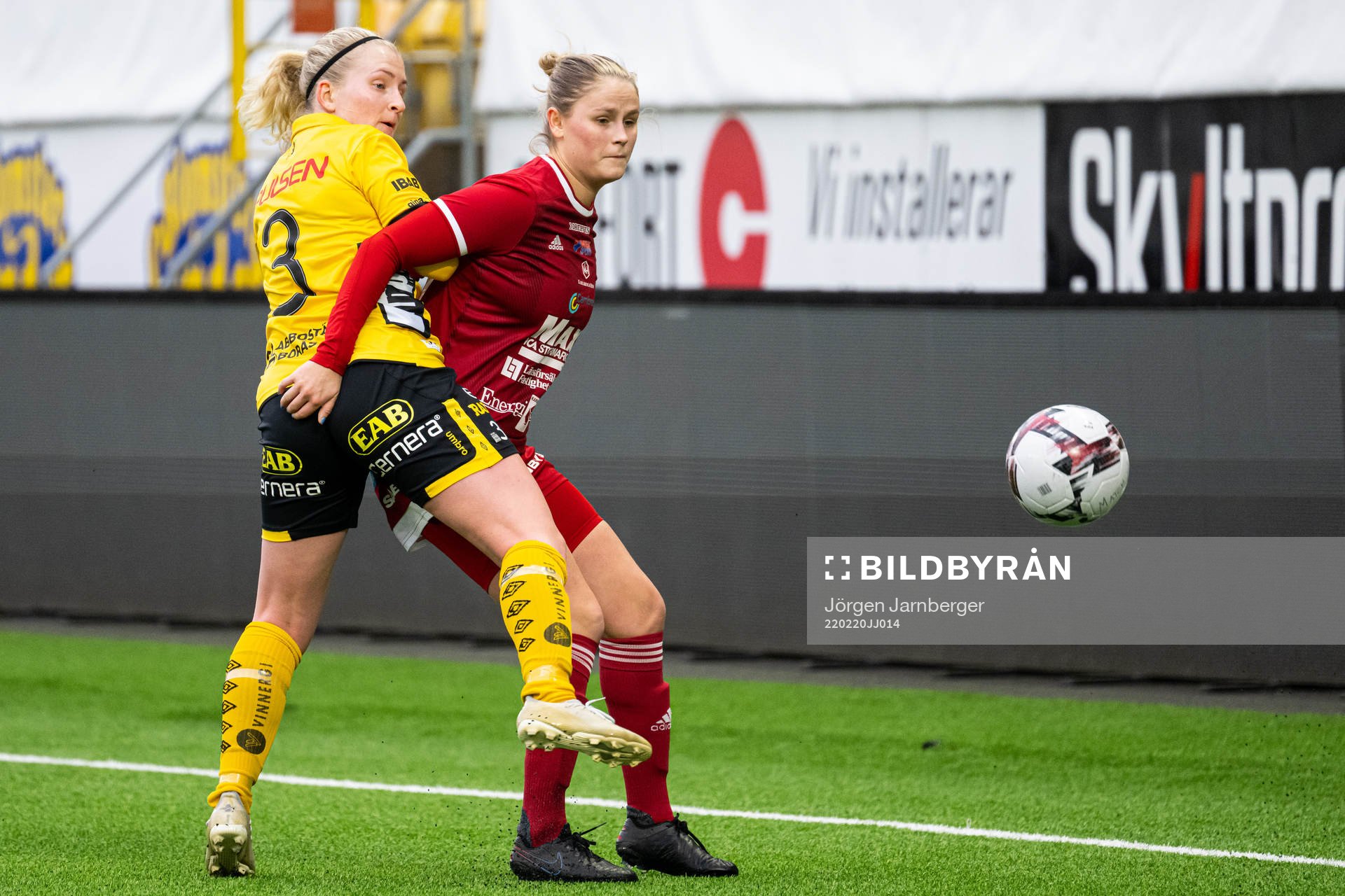 Elfsborgs Fanny Johansson och Rävåsens Amanda Jansson under träningsmatchen i fotboll mellan Elfsborg och Rävåsen den 20 februari 2022 i Borås.