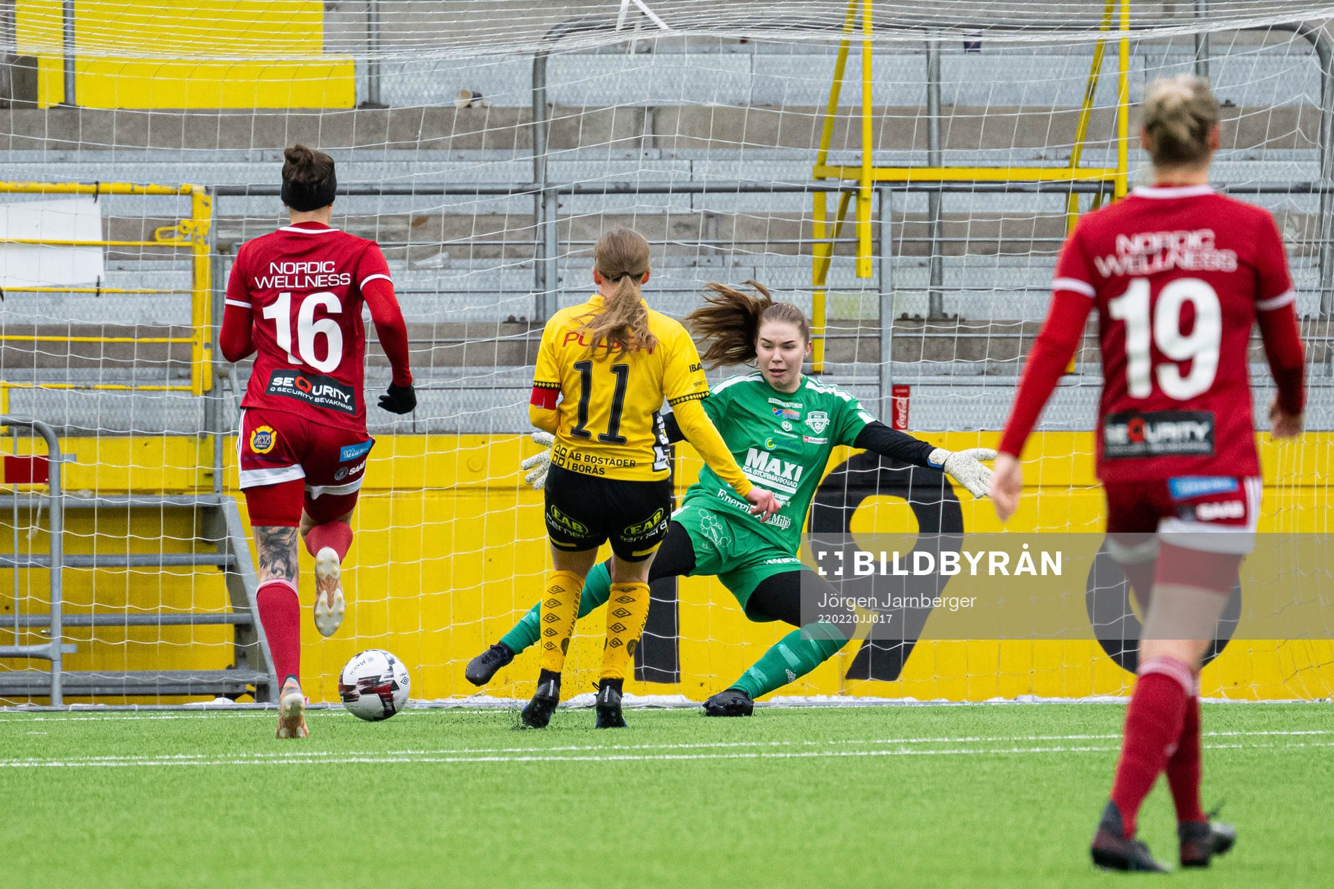 Elfsborgs Leann Nyström (rygg mot kameran) skjuter 1-1 på