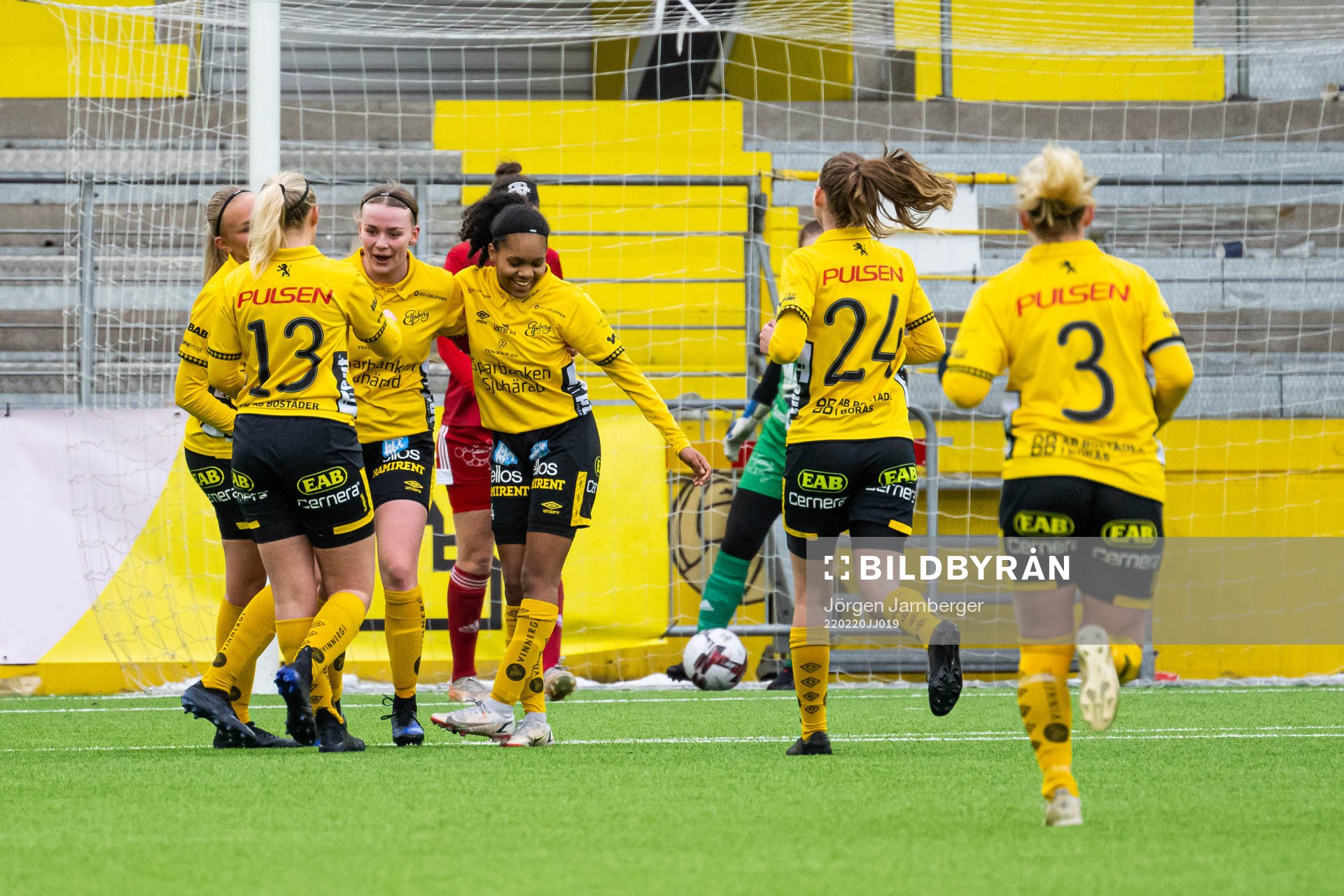 Elfsborgs spelare jublar efter att Leann Nyström kvitterat till 1-1 under träningsmatchen i fotboll mellan Elfsborg och Rävåsen den 20 februari 2022 i Borås.